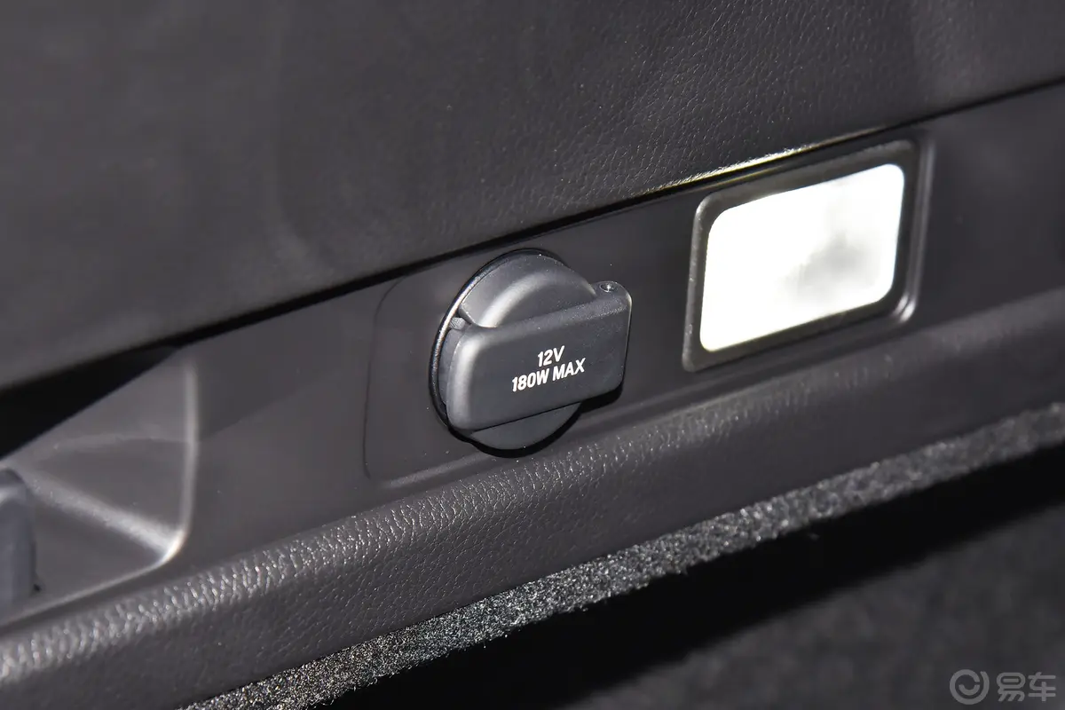 本田CR-V混动 2.0L 两驱智逸版行李厢电源接口