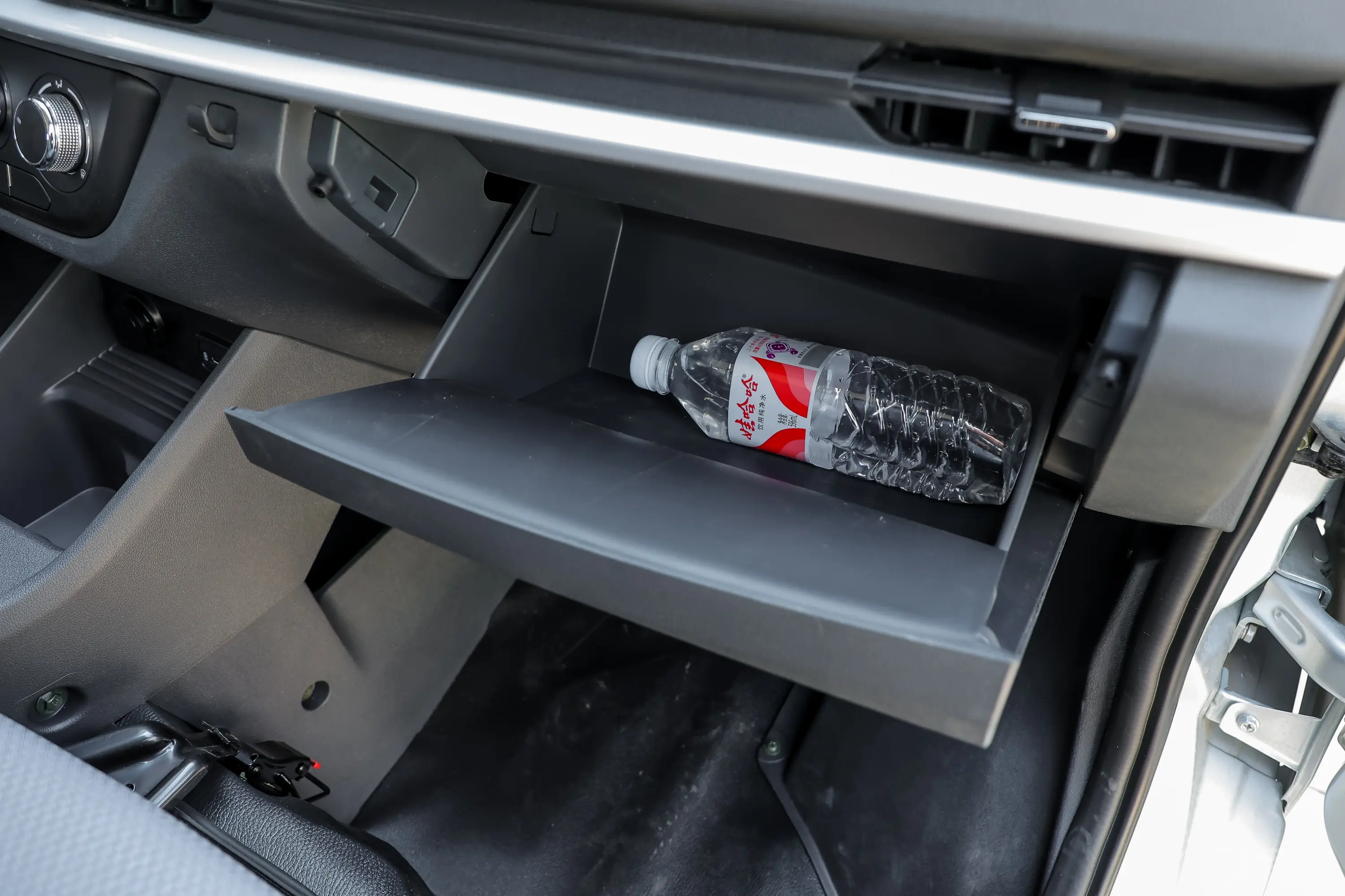 长安星卡1.5L 双排2.26米载货汽车舒适型无空调手套箱空间水瓶横置