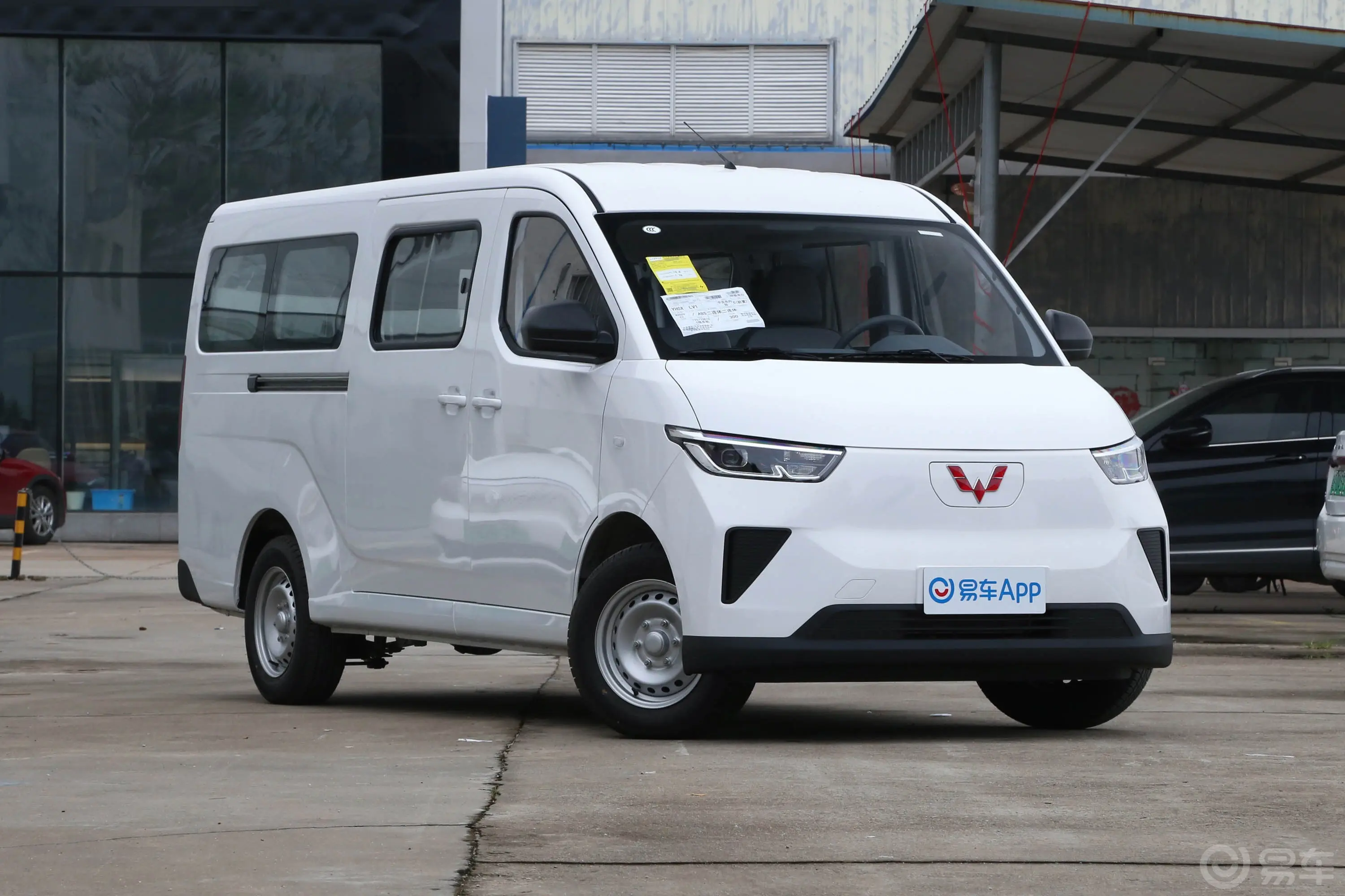 五菱扬光EV300km 舒适型客车版 电机60kW 6座侧前45度车头向右水平