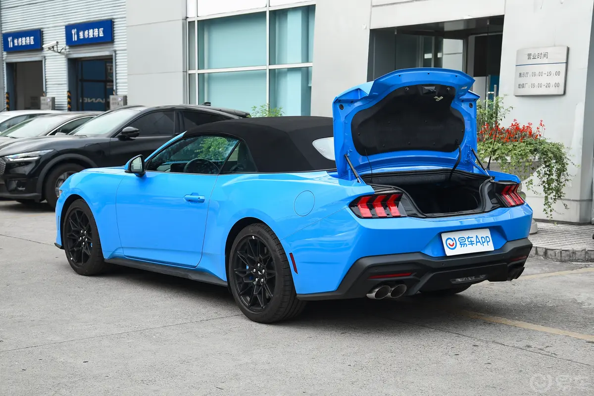 Mustang2.3T 敞篷运动版后备厢开启45度侧拍