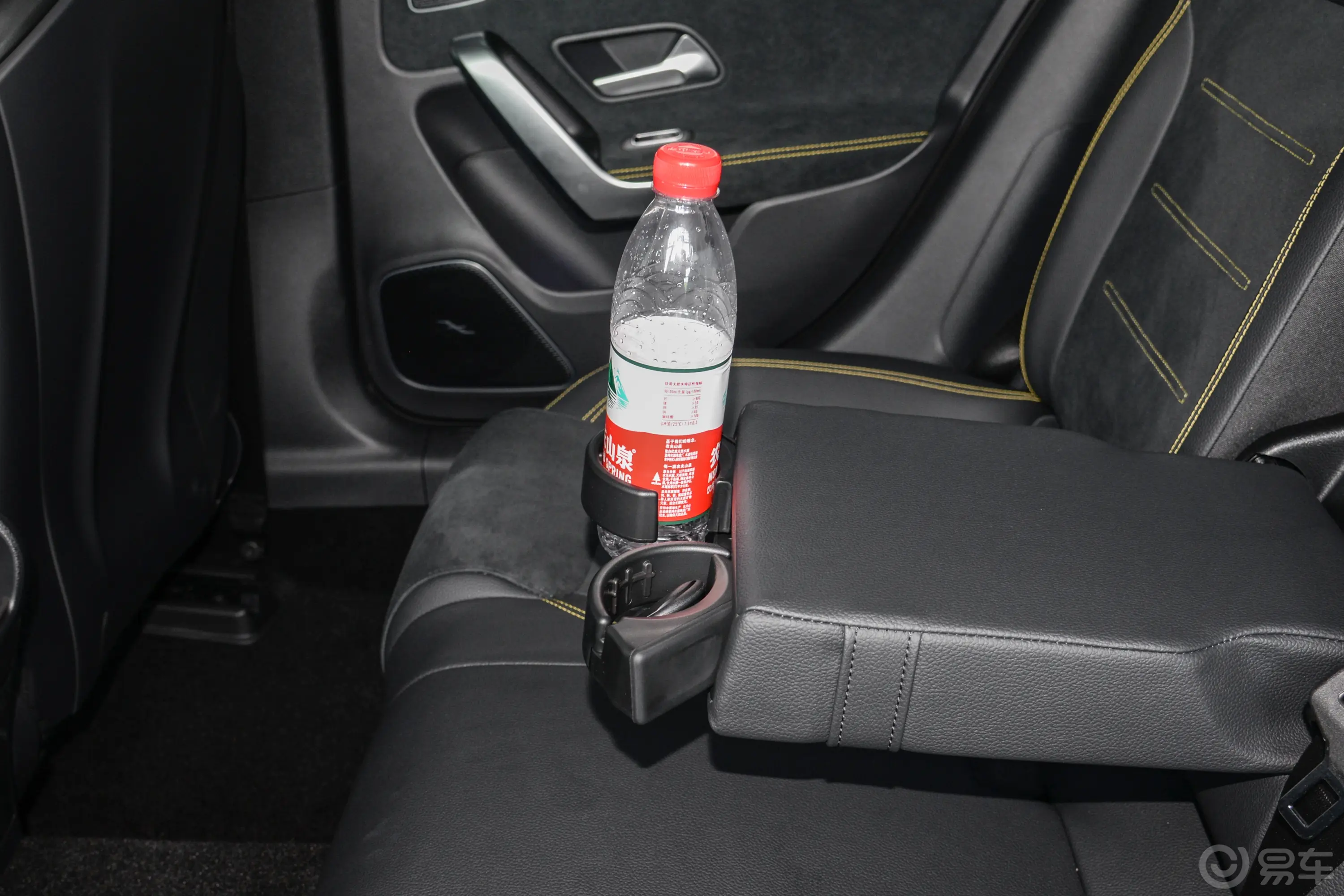 奔驰A级 AMG(进口)改款 AMG A 45 S 4MATIC+后排(第二排)杯架