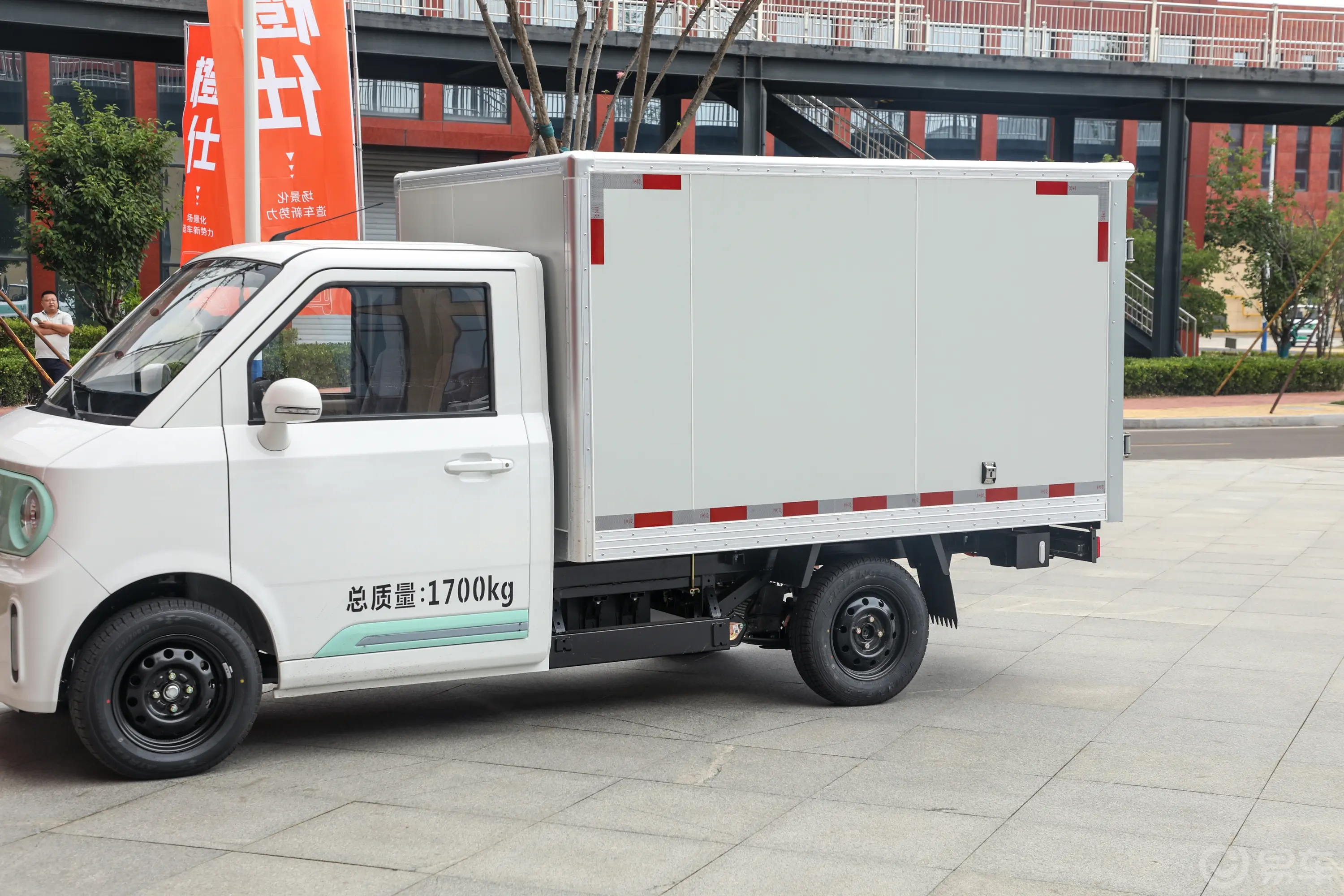 橙仕X2102km 单排厢式货车外观细节