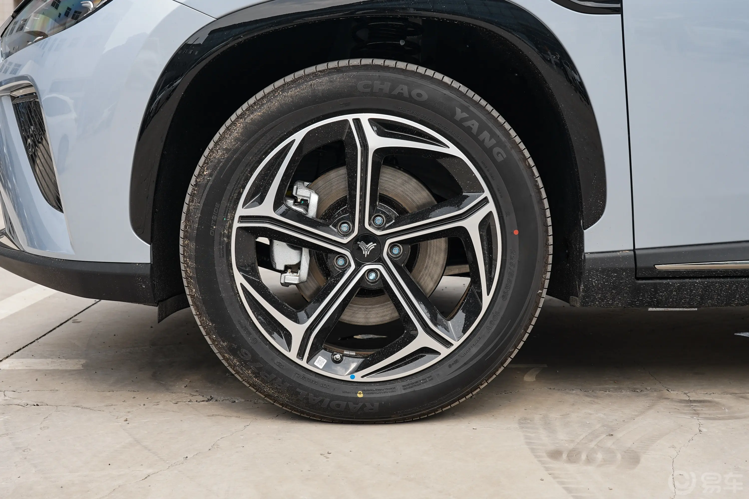 哪吒L增程版 310km 闪充版前轮毂造型