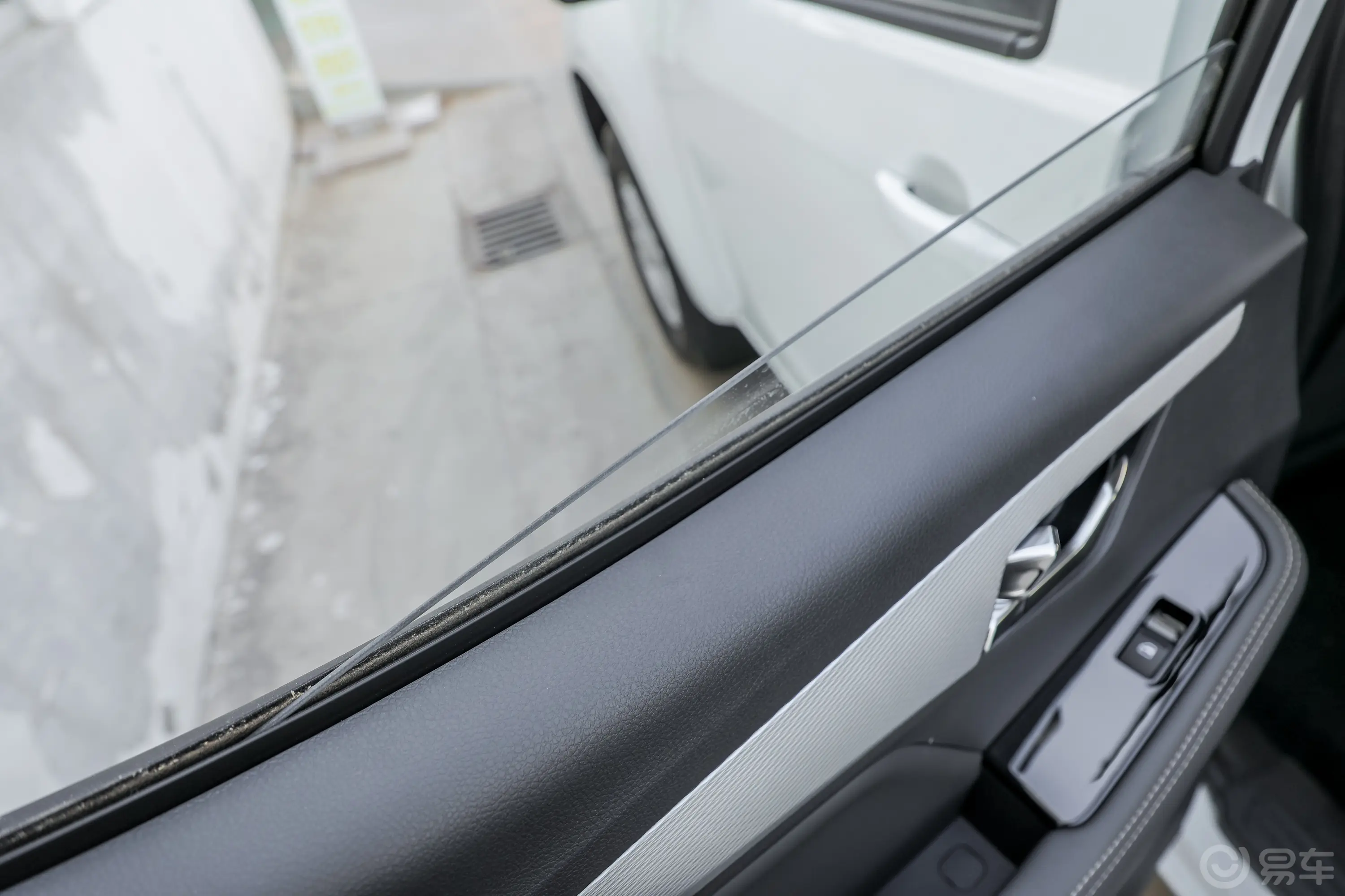 瑞迈2.8T 两驱长轴舒适型 柴油后排玻璃材质特写