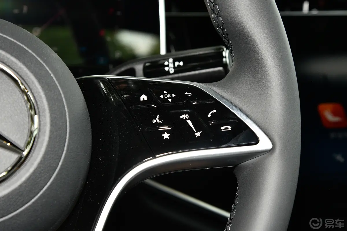 奔驰E级改款 E 300 L 豪华型右侧方向盘功能按键