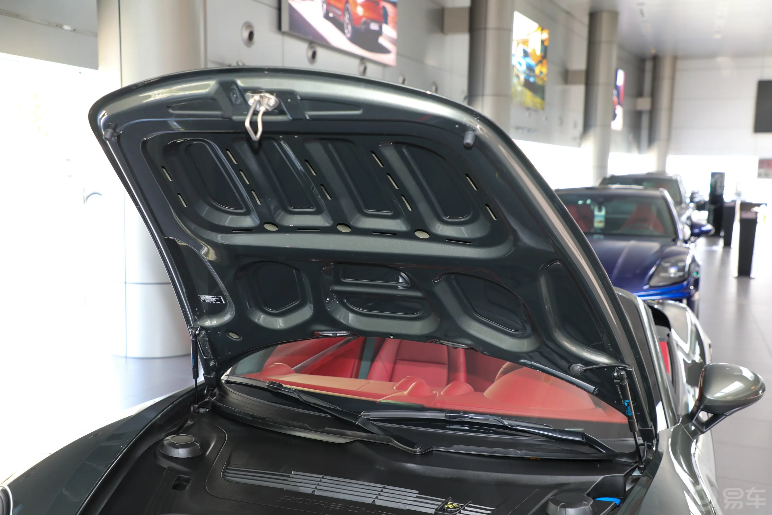 保时捷718Boxster Style Edition 2.0T前舱盖内侧