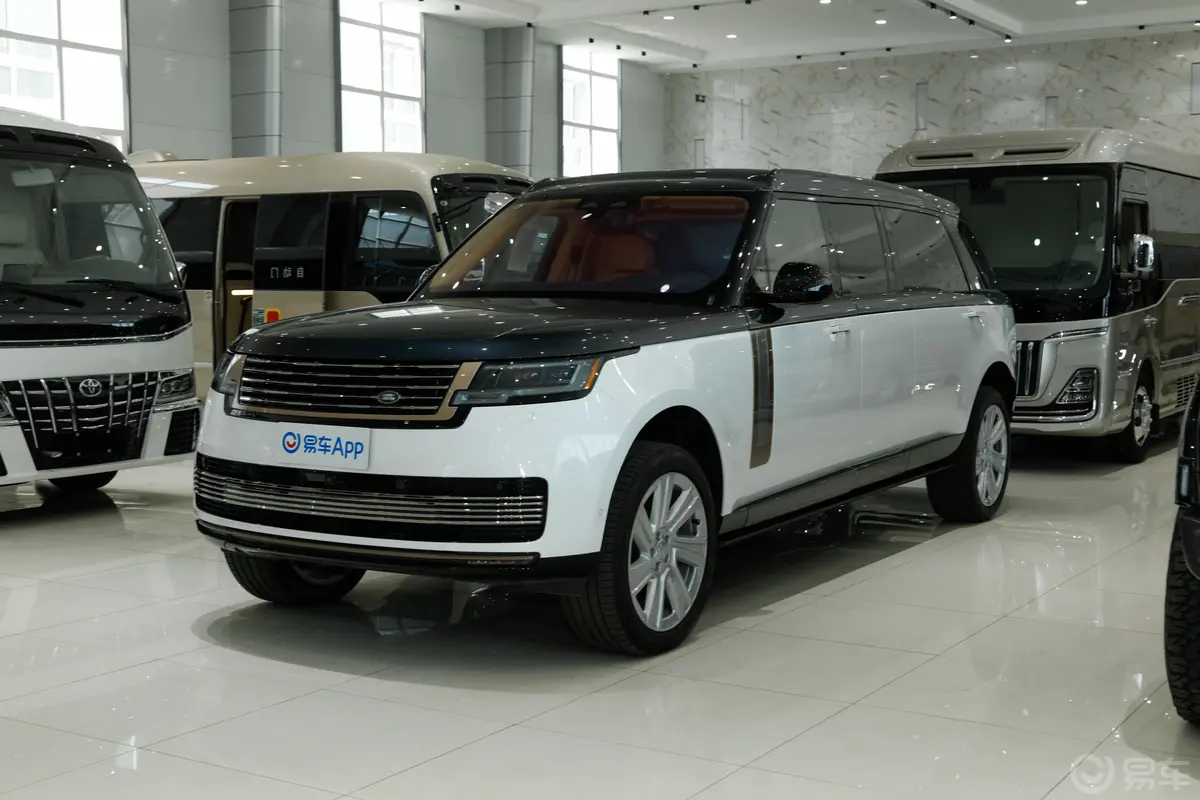 揽胜3.0 L6 400PS 加长特别版 4座侧前45度车头向左水平