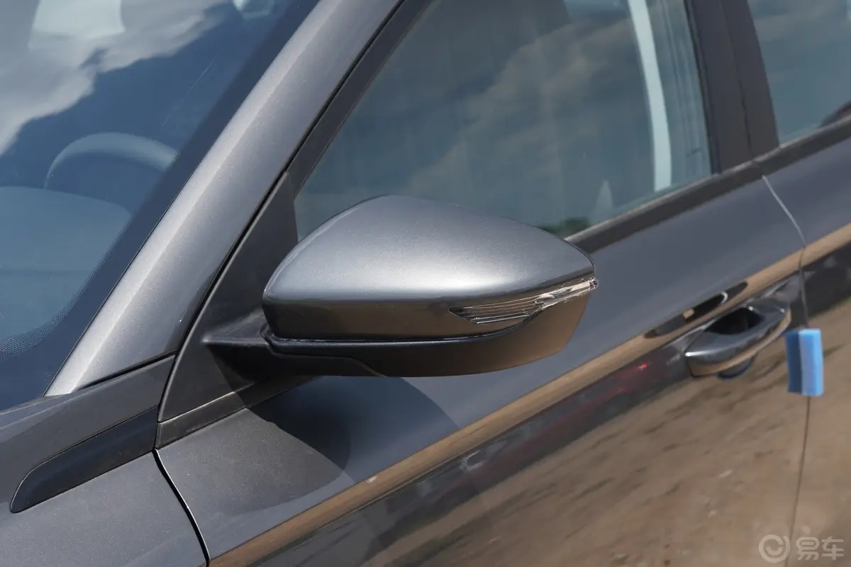 帝豪第4代 1.5L 手动星耀版主驾驶后视镜背面