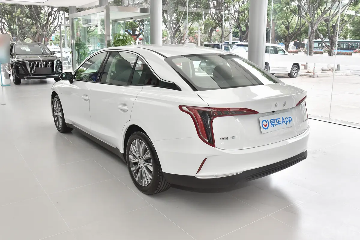 红旗E-QM5500km 出行版侧后45度车头向左水平