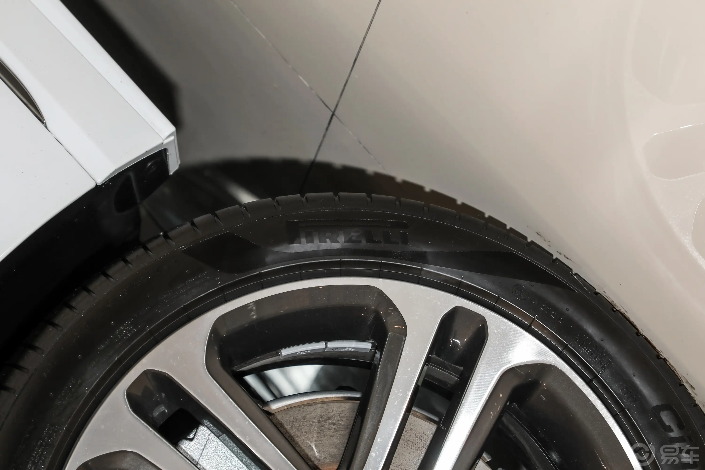 捷豹XELP250 R-DYNAMIC S 进取运动版前轮胎品牌