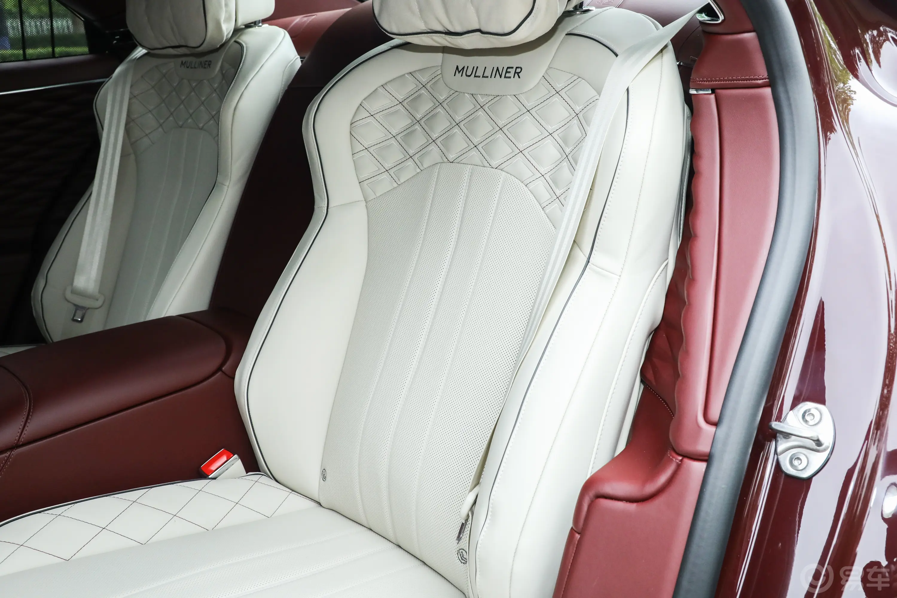 飞驰4.0T V8 Mulliner后排空间