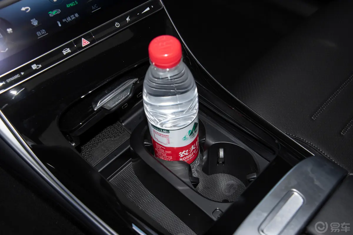 奔驰C级改款三 C 260 L 4MATIC 运动版前排杯架