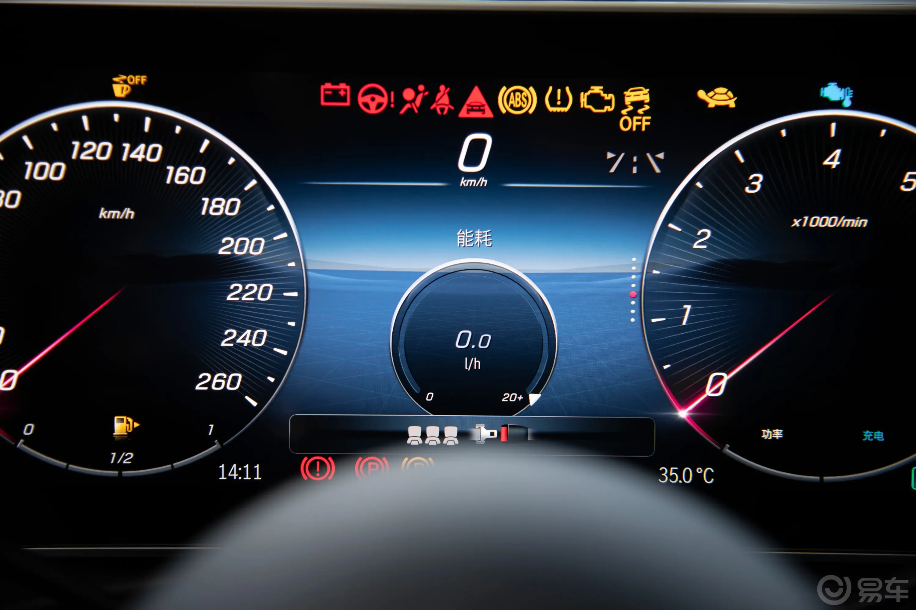 奔驰C级改款三 C 260 L 4MATIC 运动版主驾驶位