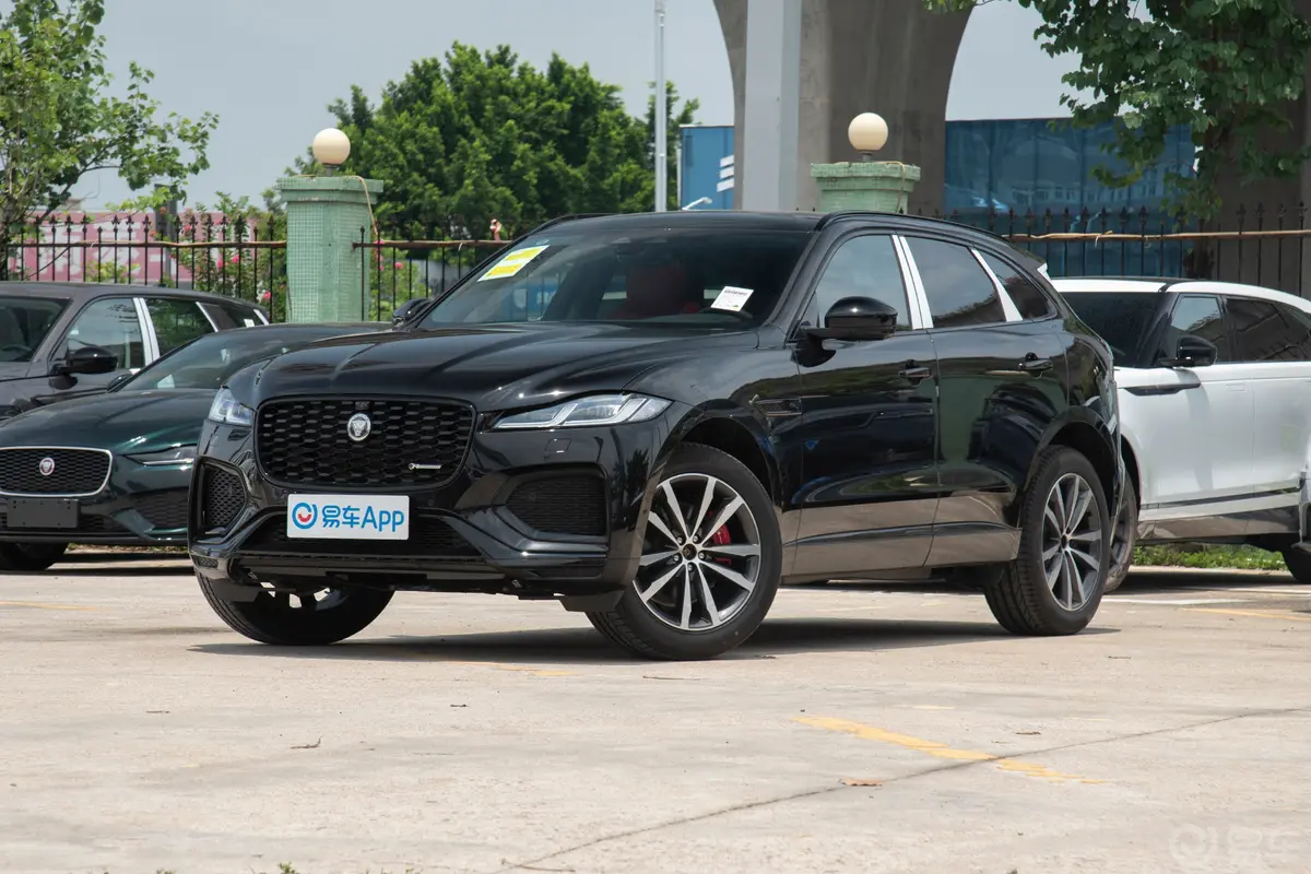 捷豹F-PACE250PS R-DYNAMIC SE侧前45度车头向左水平
