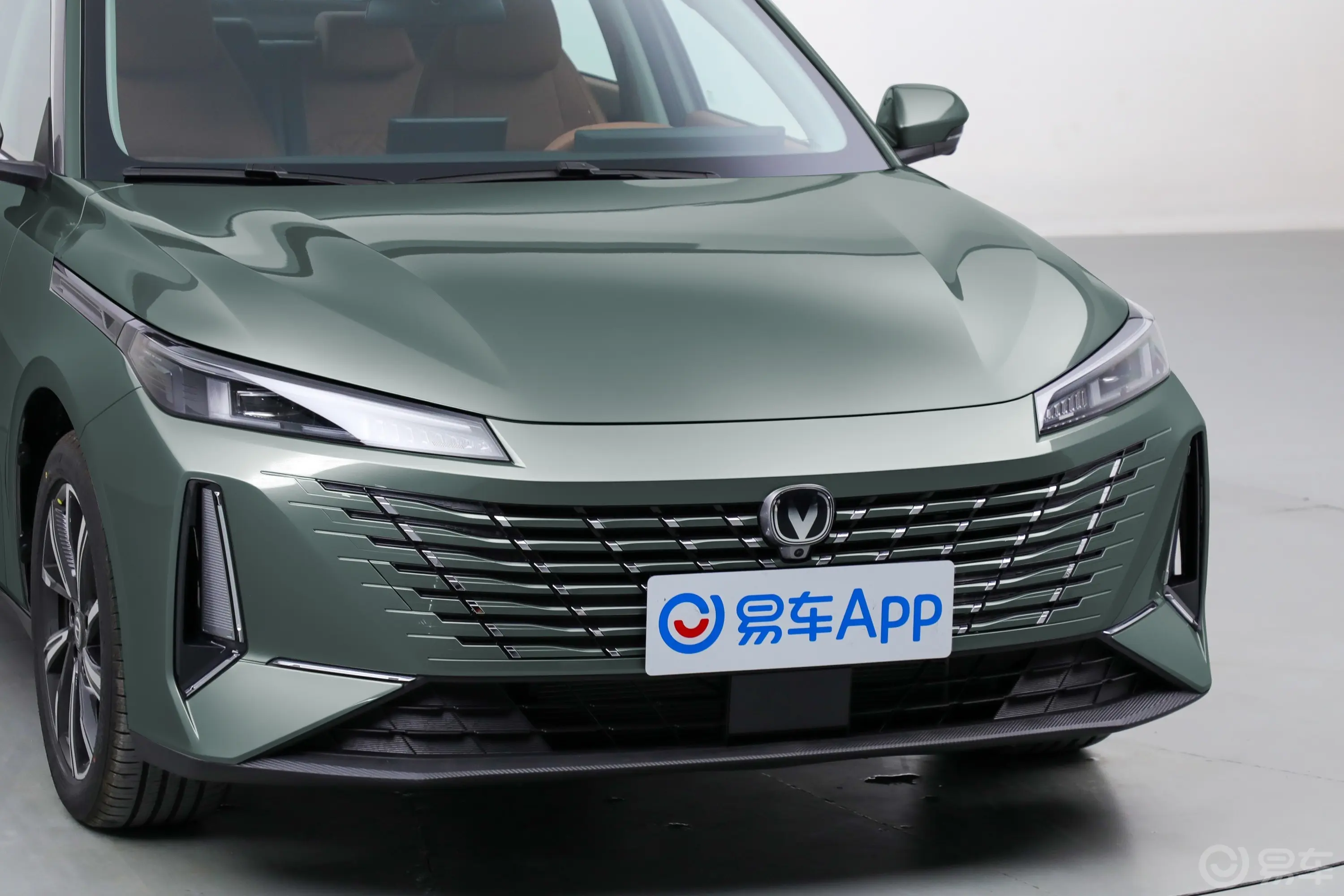 逸动1.5T GDI 双离合旗舰型前格栅侧俯拍
