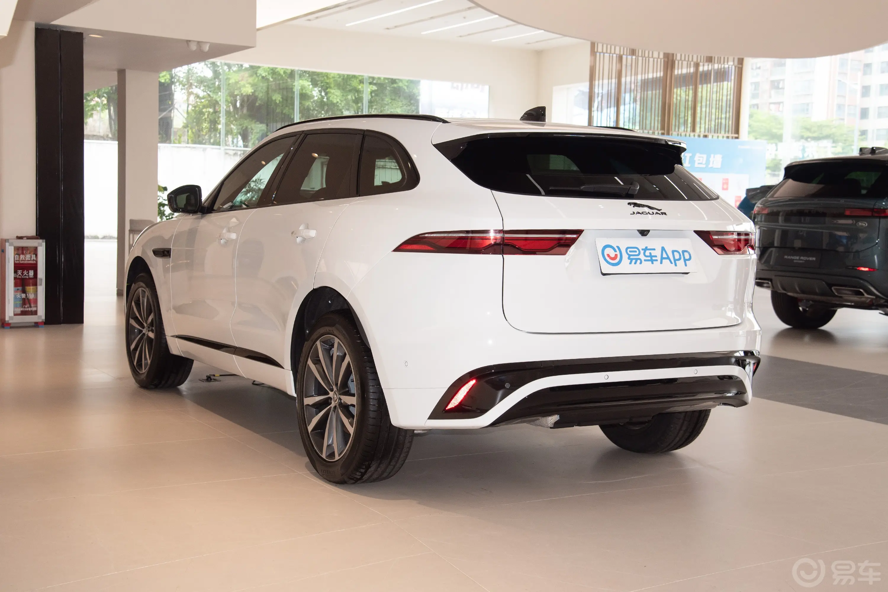 捷豹F-PACE250PS R-DYNAMIC SE侧后45度车头向左水平
