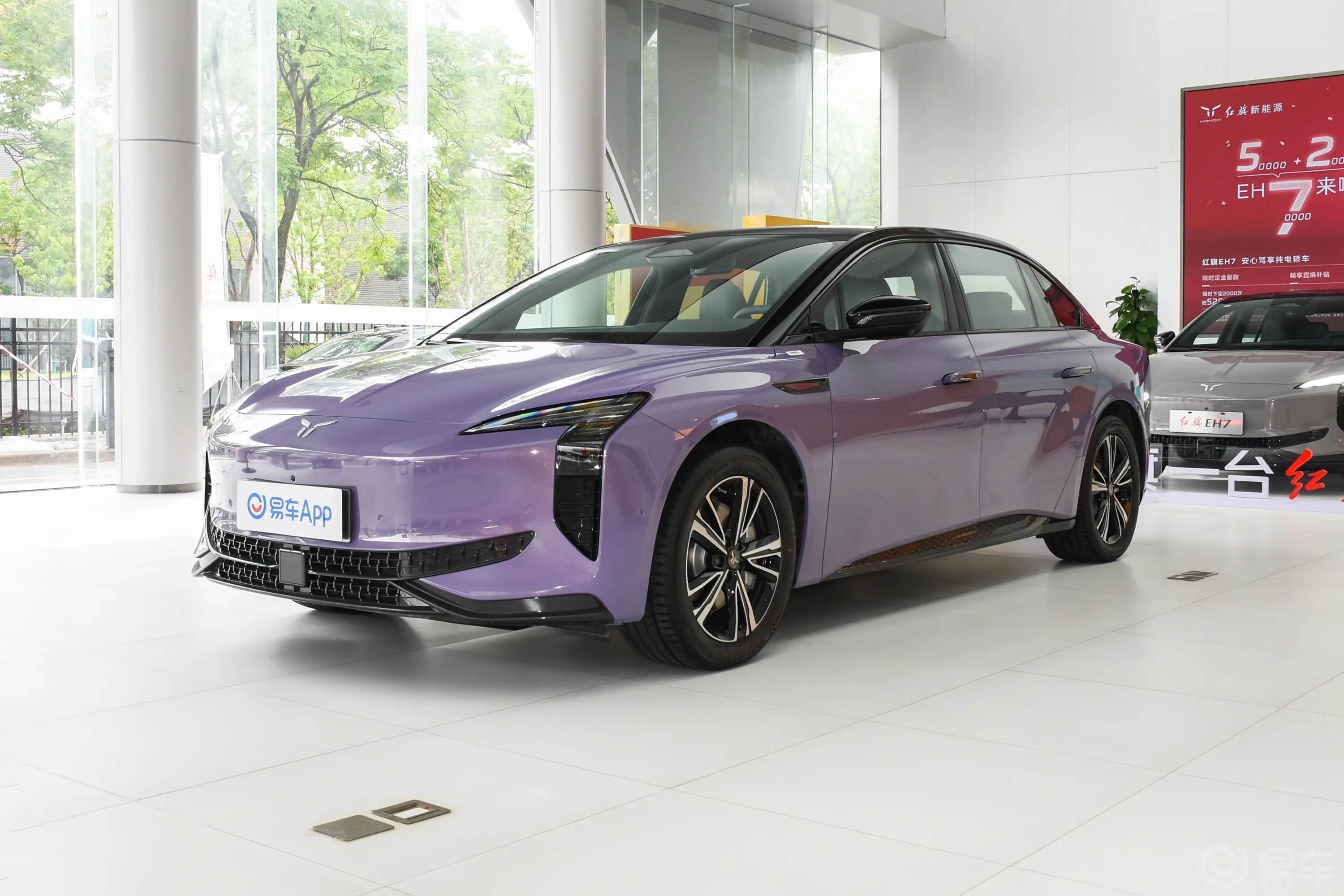 红旗EH7600km 后驱600 Pro侧前45度车头向左水平