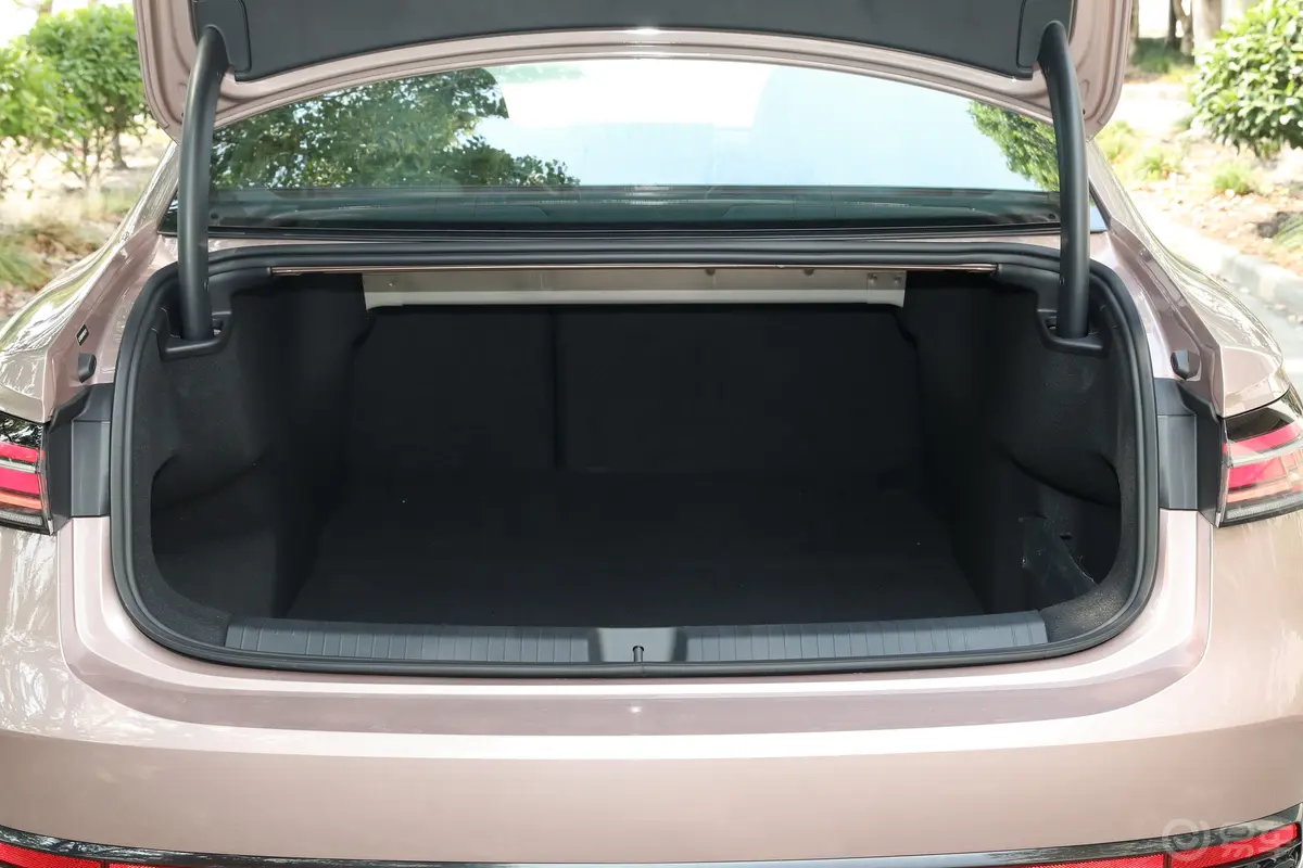 帕萨特Pro 380TSI 星空龙运版后备厢空间特写