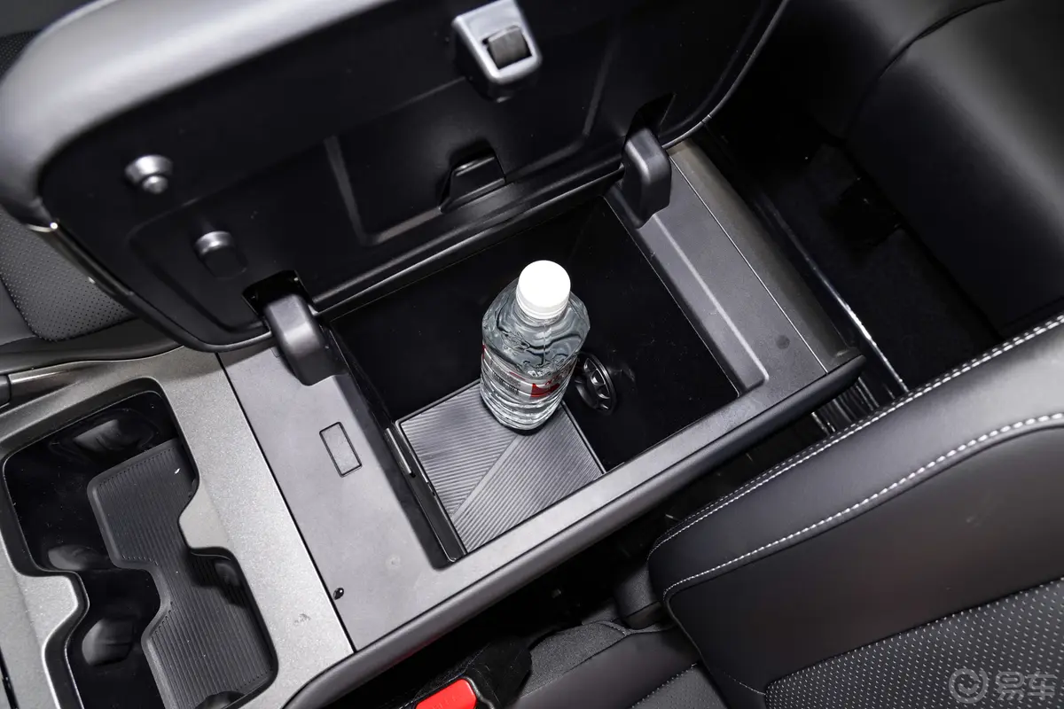 iCAR 03T501km 四驱长续航版前排扶手箱储物格