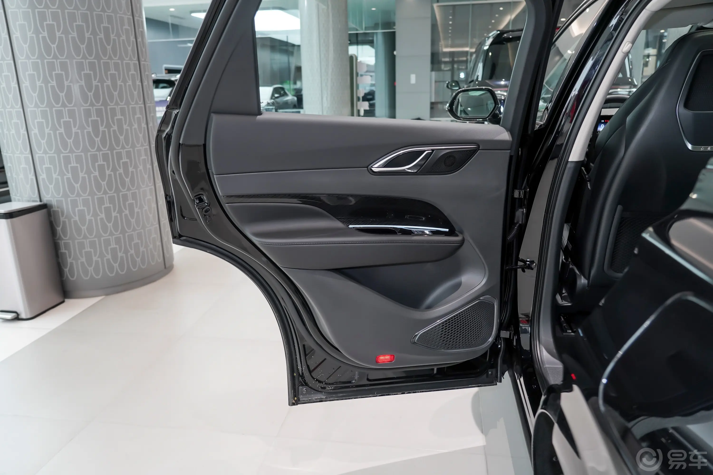 红旗HS3 PHEV1.5T 115km 劲为版后排功能