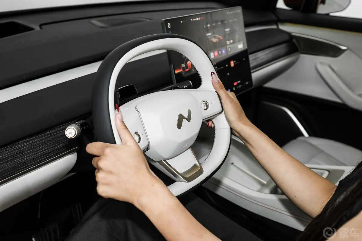 乐道L60555km 后驱标准续航版主驾驶位
