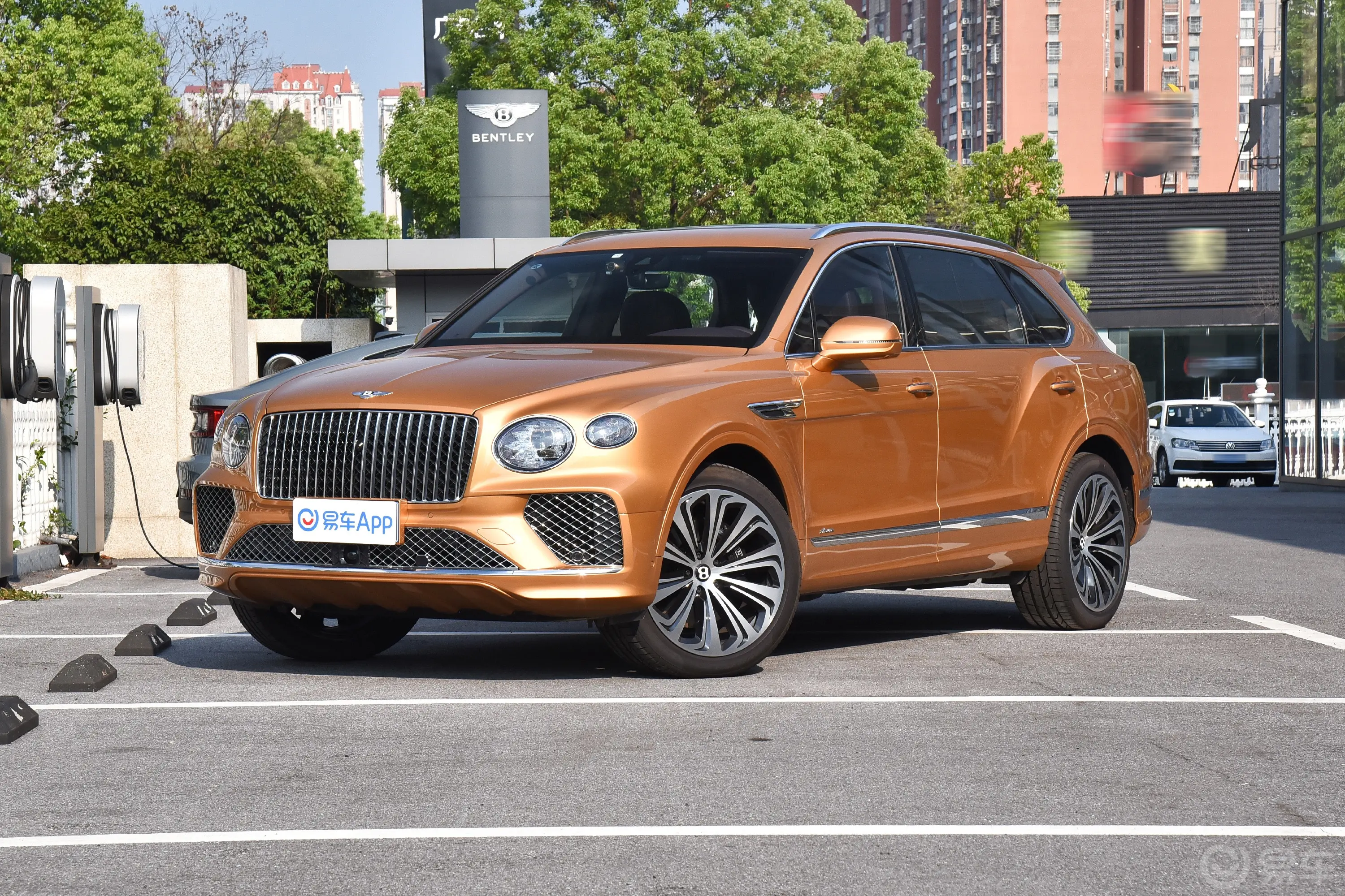 添越4.0T V8 长轴距雅度版侧前45度车头向左水平