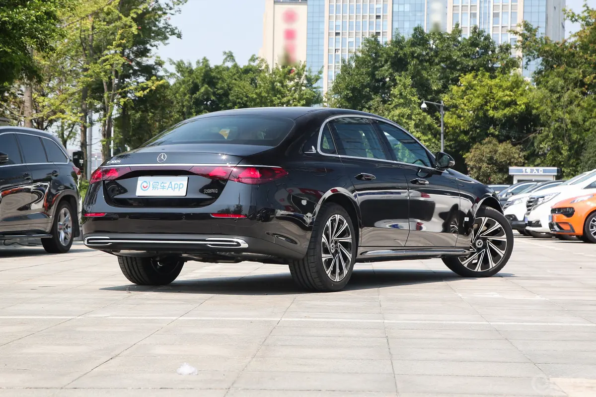 奔驰E级E 300 L 豪华型侧后45度车头向右水平