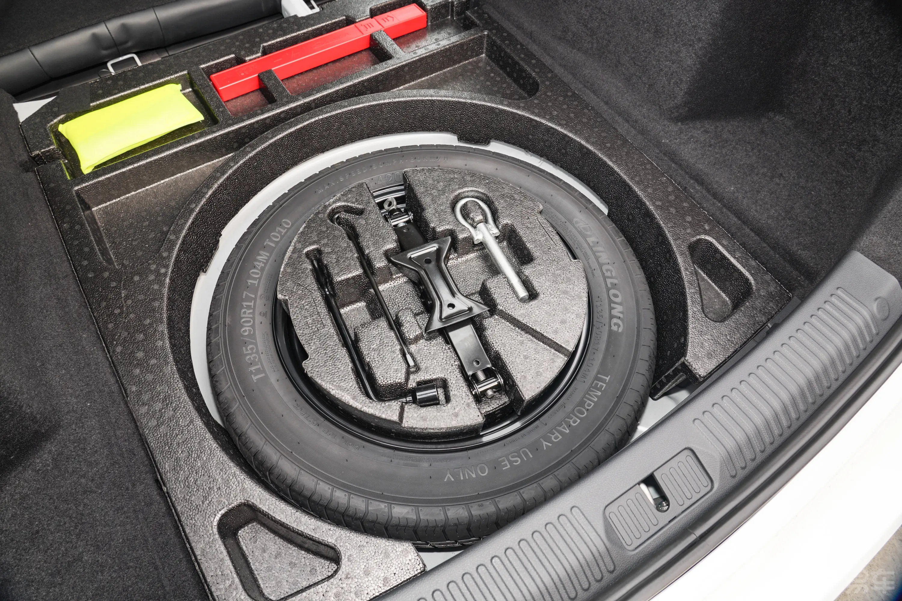 奔腾B70龙耀版 1.5T 双离合欢享型备胎