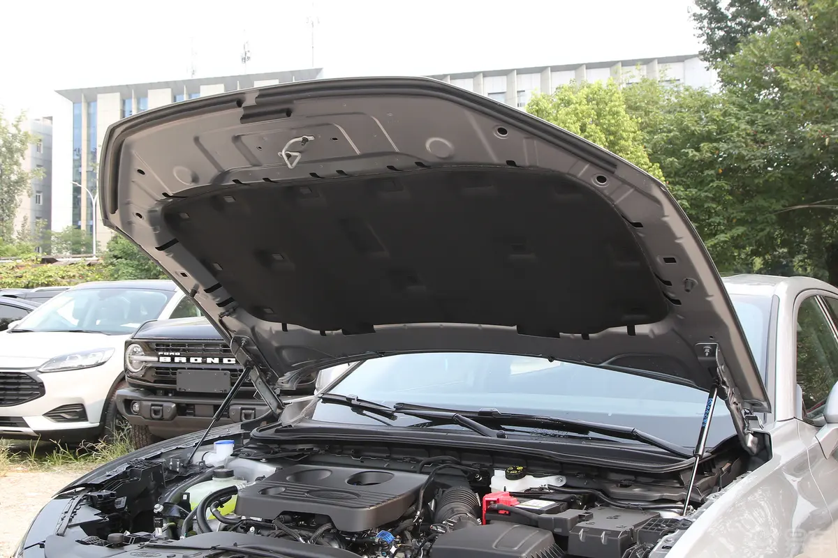 蒙迪欧1.5T EcoBoost 舒雅型前舱盖内侧