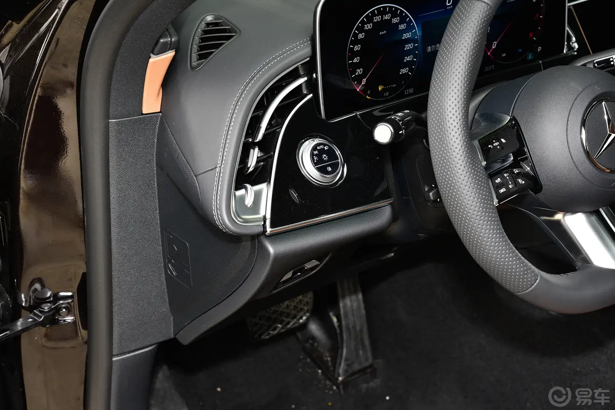 奔驰E级E 300 L 运动豪华型主驾驶位