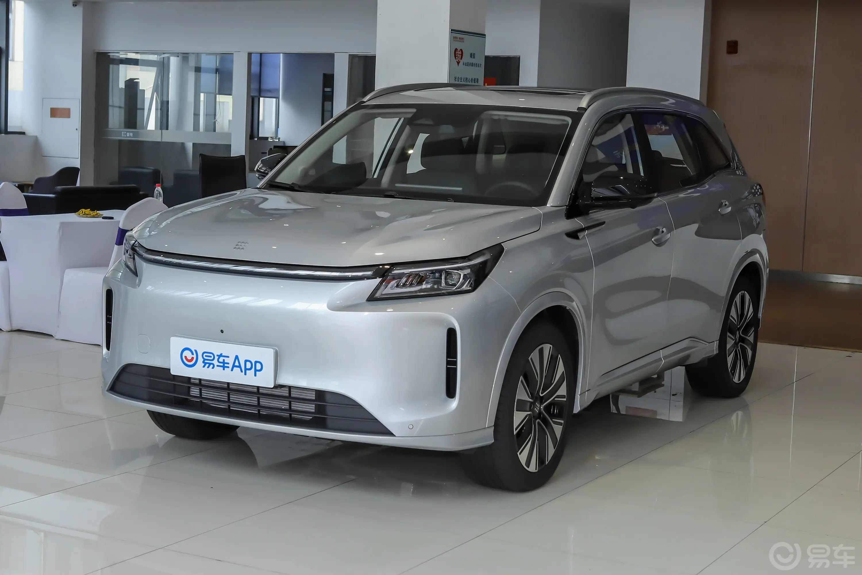 蓝电E5 PLUS1.5L 165km 长续航版PLUS 7座侧前45度车头向左水平