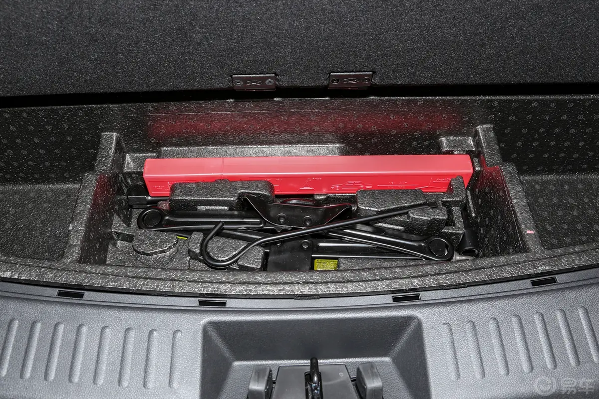 瑞虎8 PRO290T 双离合豪华版 7座随车工具