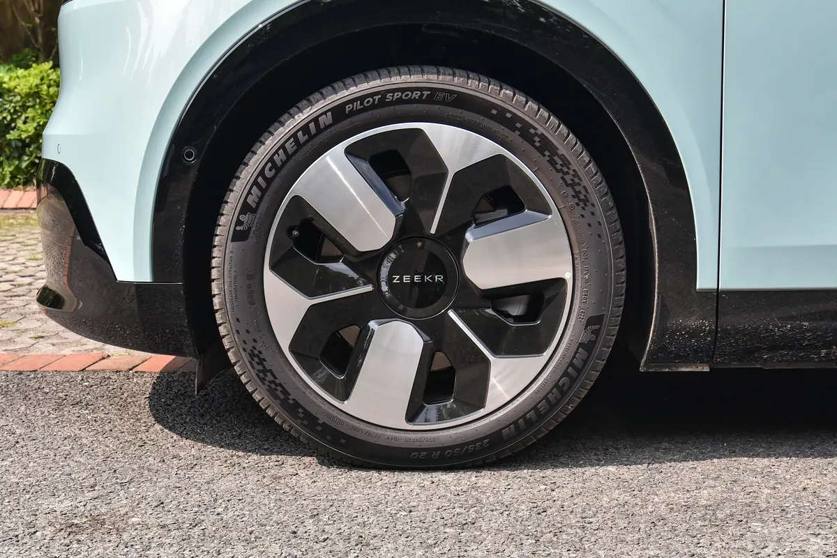 ZEEKR MIX702km 长续航智驾版前轮毂造型