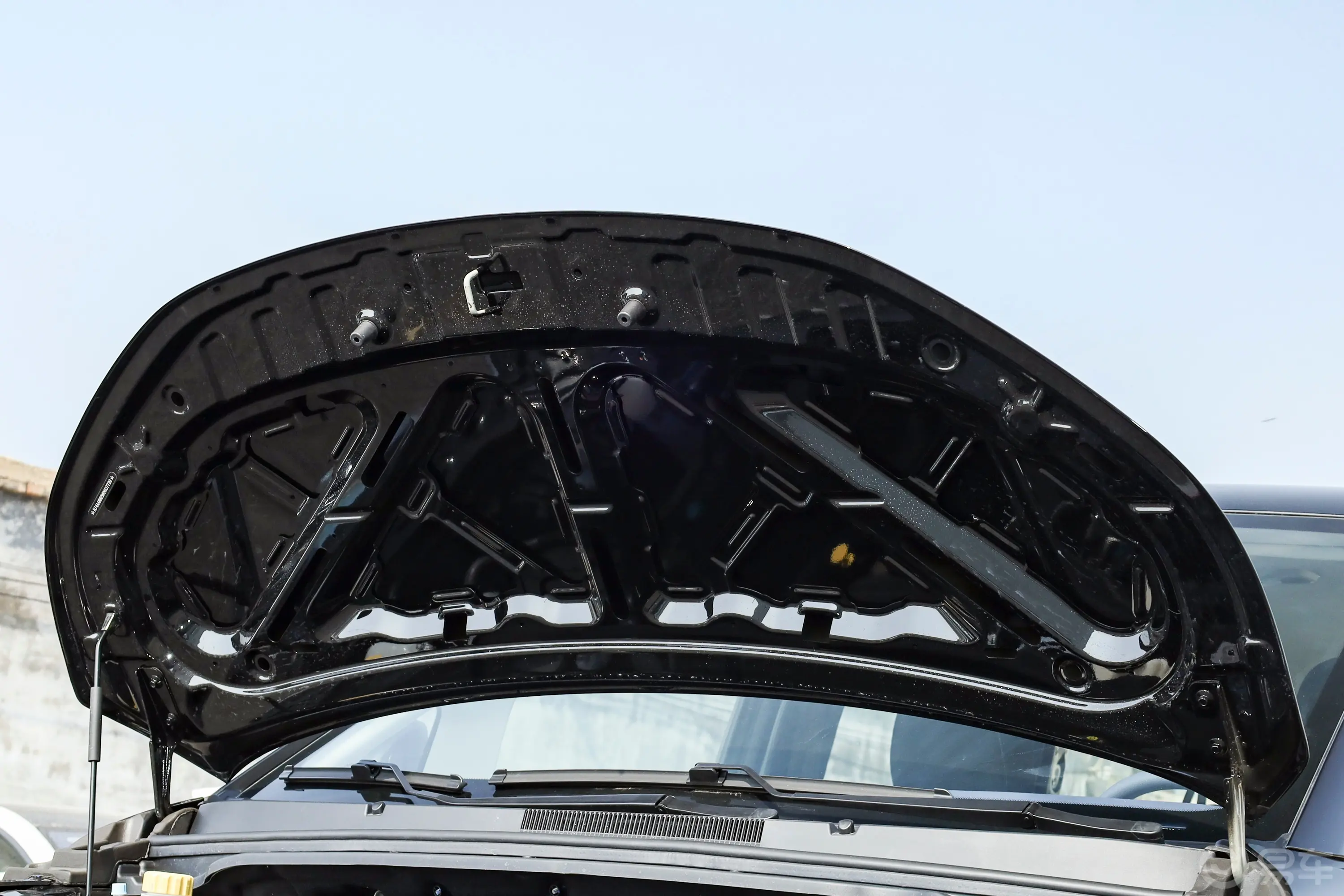 锐胜王牌M71.6L 手动长轴舒适版 5座前舱盖内侧