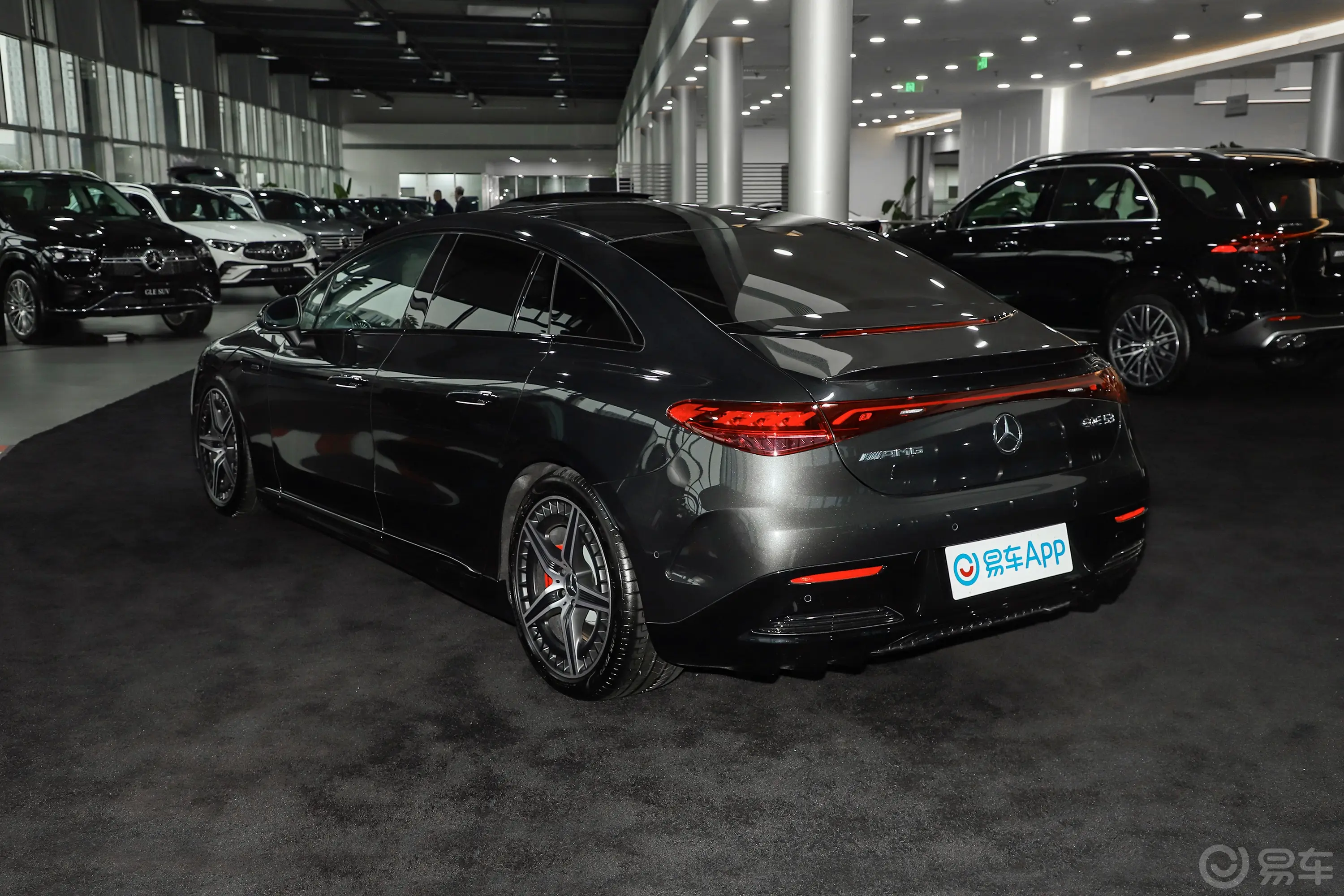 奔驰EQE AMGEQE AMG 53 4MATIC+侧后45度车头向左水平
