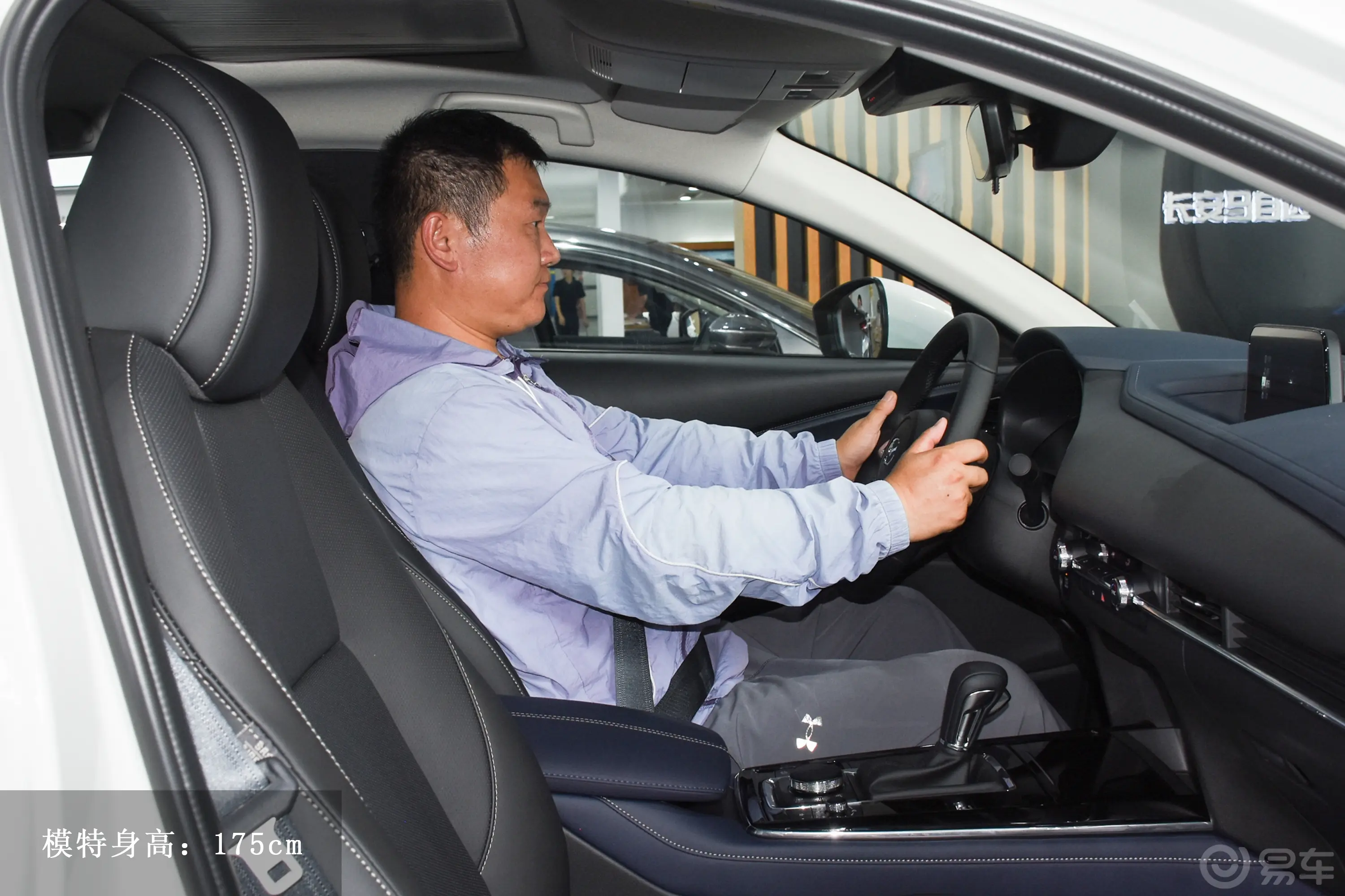 马自达CX-302.0L 自动雅悦型前排空间体验