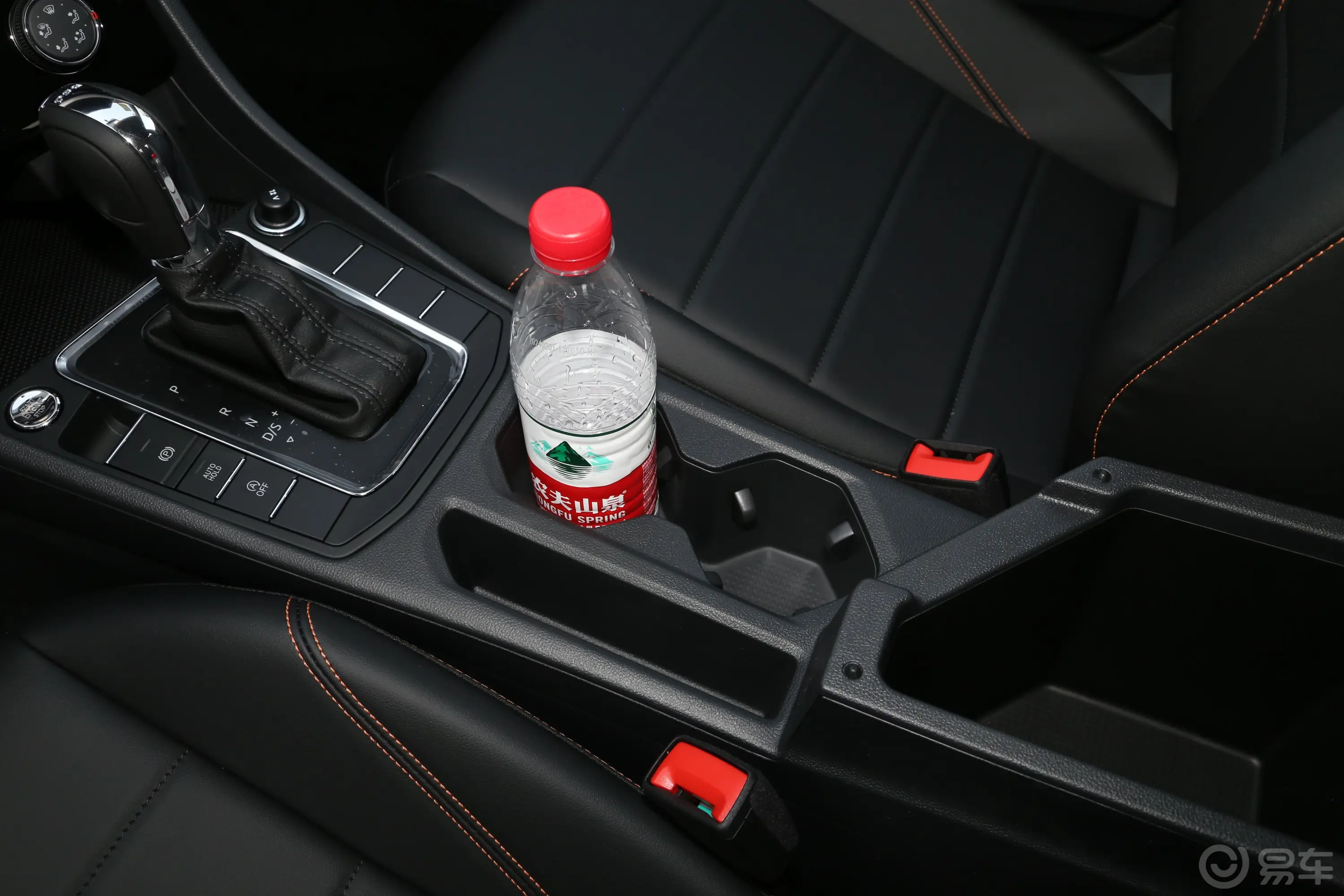 宝来200TSI 双离合悦行PRO版前排杯架