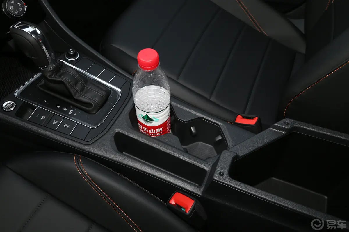 宝来200TSI 双离合悦行PRO版前排杯架