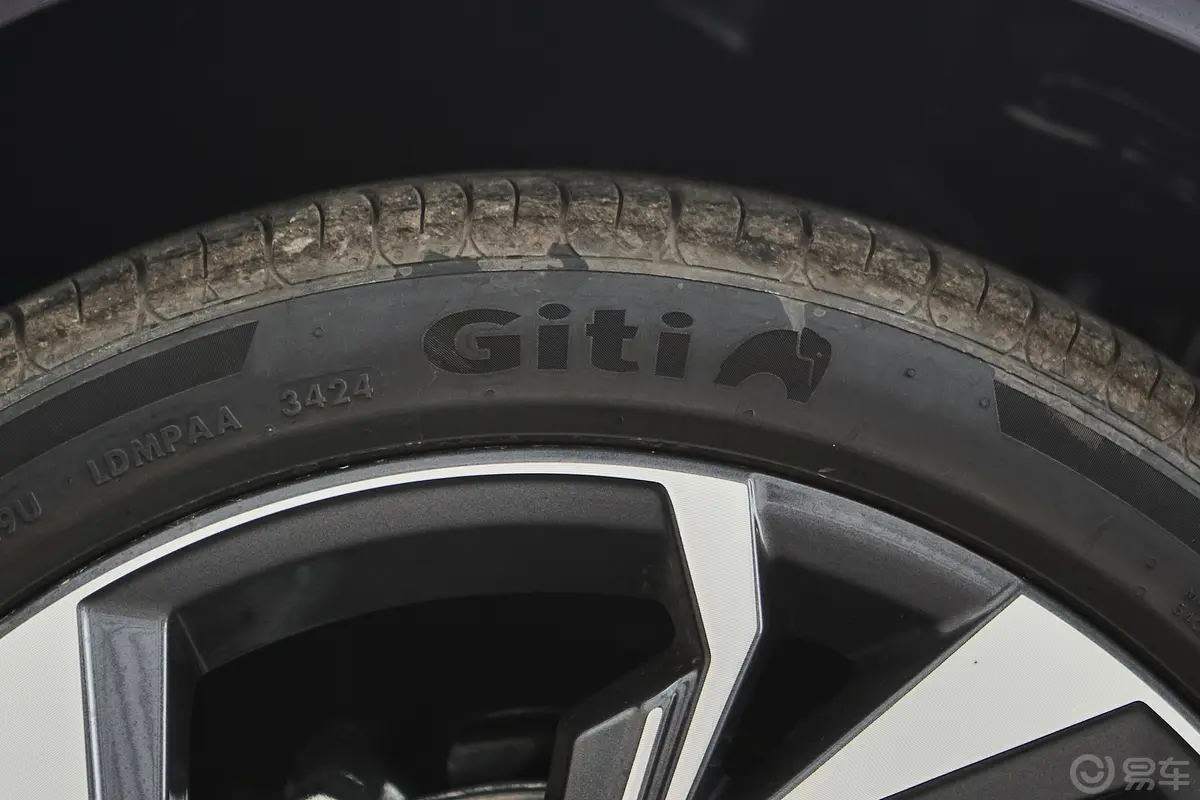 奥迪A3Sportback 35 TFSI 飞驰尊享型前轮胎品牌