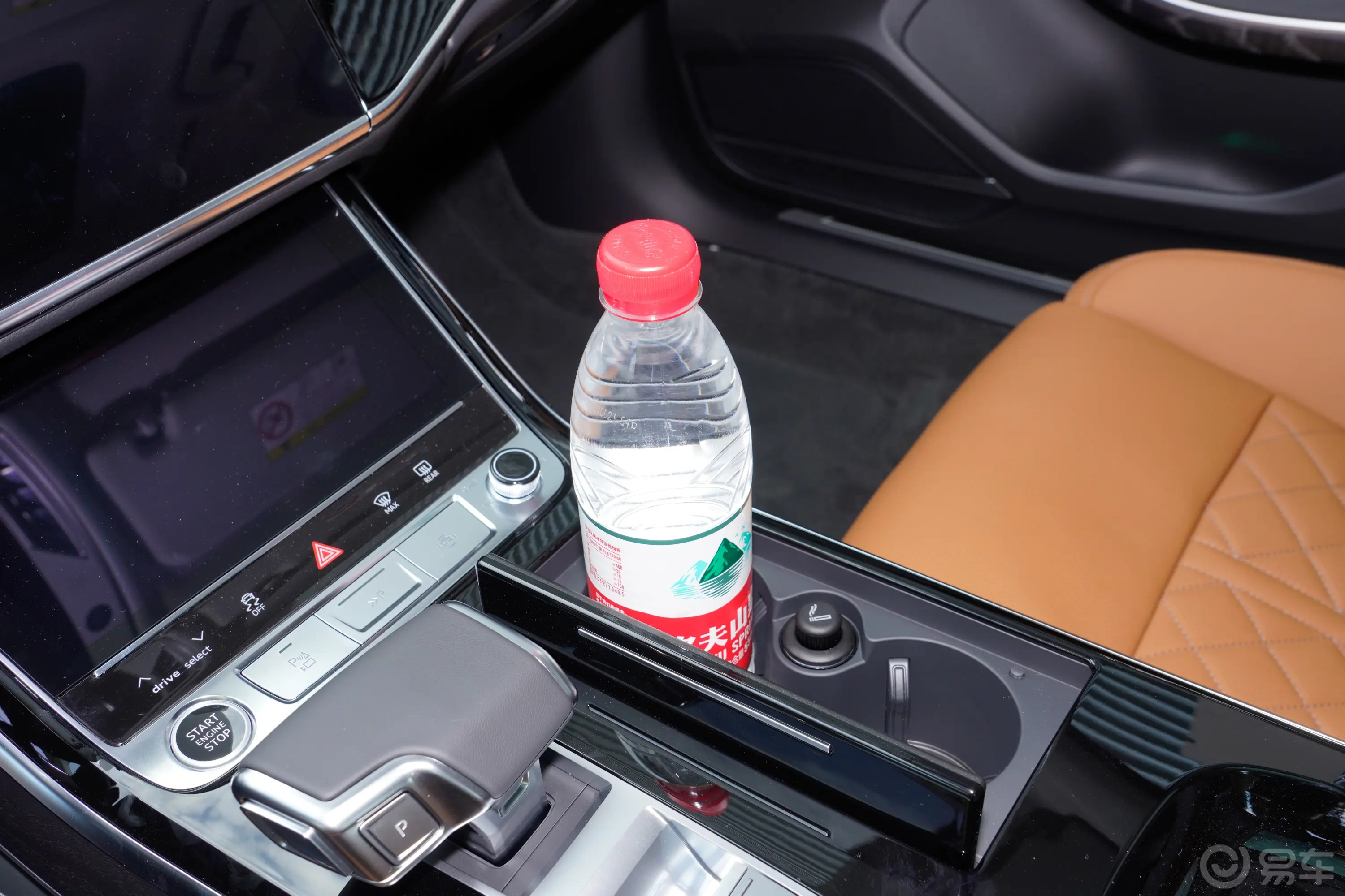 奥迪A8A8L 50 TFSI quattro 臻选型前排杯架
