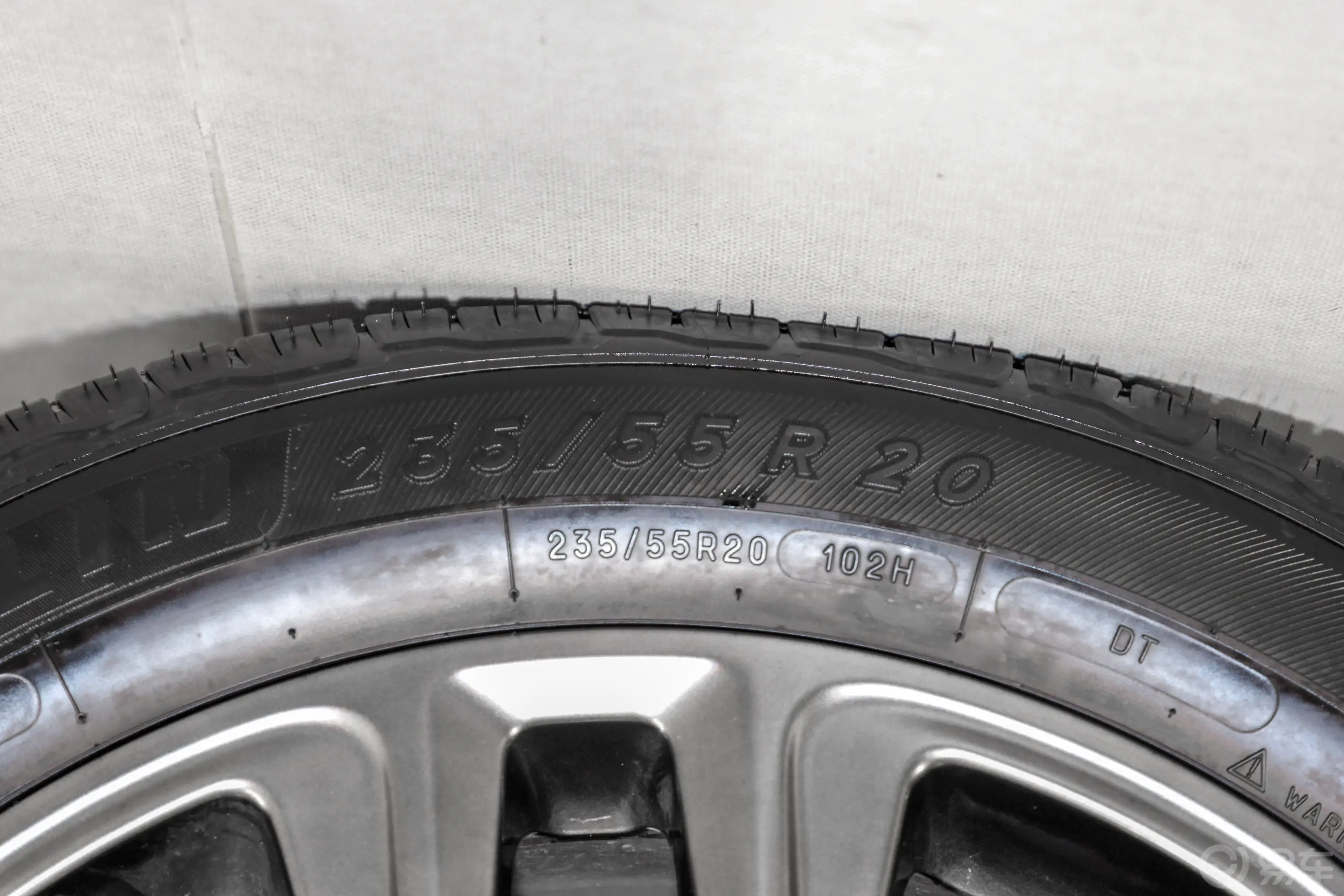 凯迪拉克XT62.0T 铂金行政黑标版后轮胎尺寸