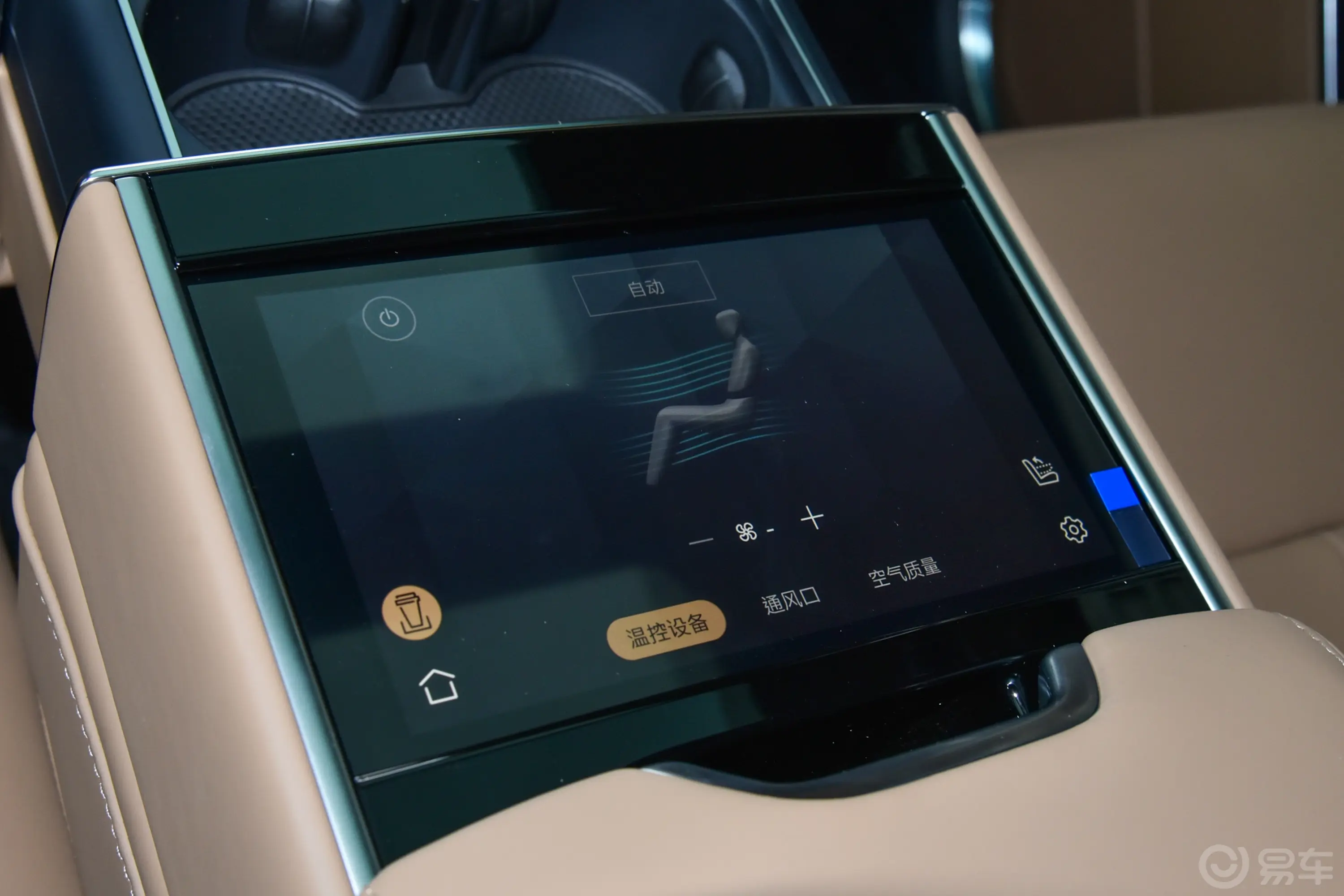 揽胜3.0 L6 400PS 创世加长版 5座后排功能