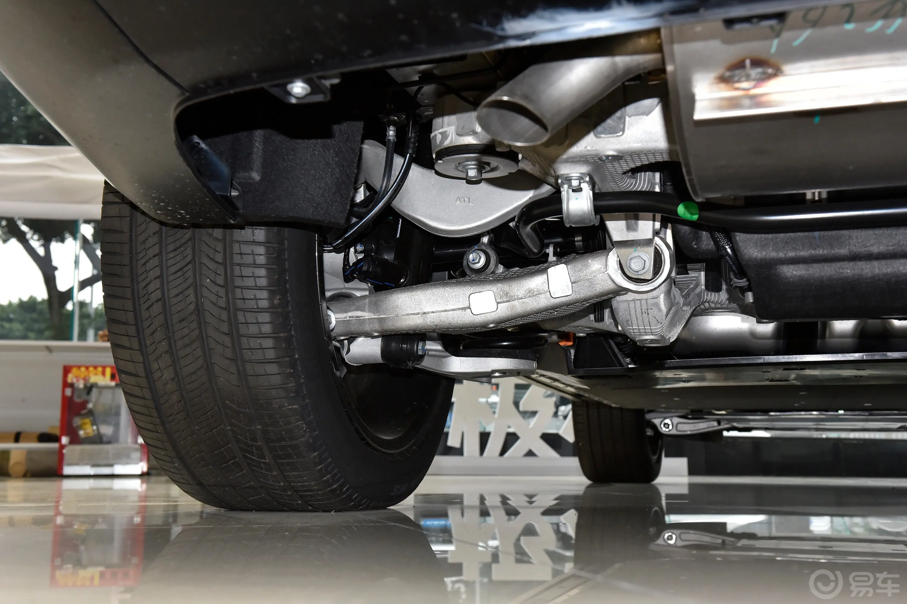 极石011.5T 215km 尊享标准续航版 6座动力底盘