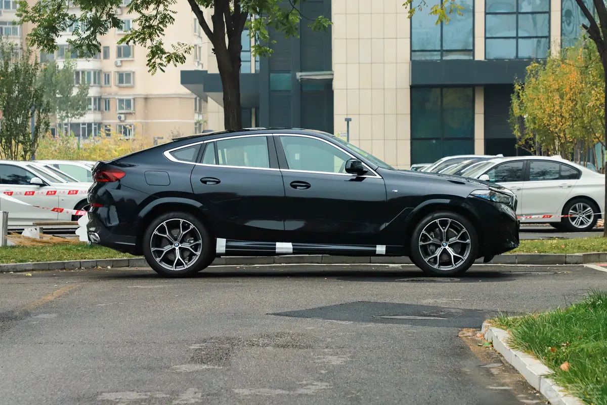 宝马X6xDrive40i M运动套装正侧车头向右水平