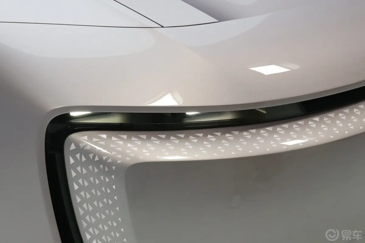 奥迪E5 Sportback618km 两驱标准版大灯侧45度俯拍