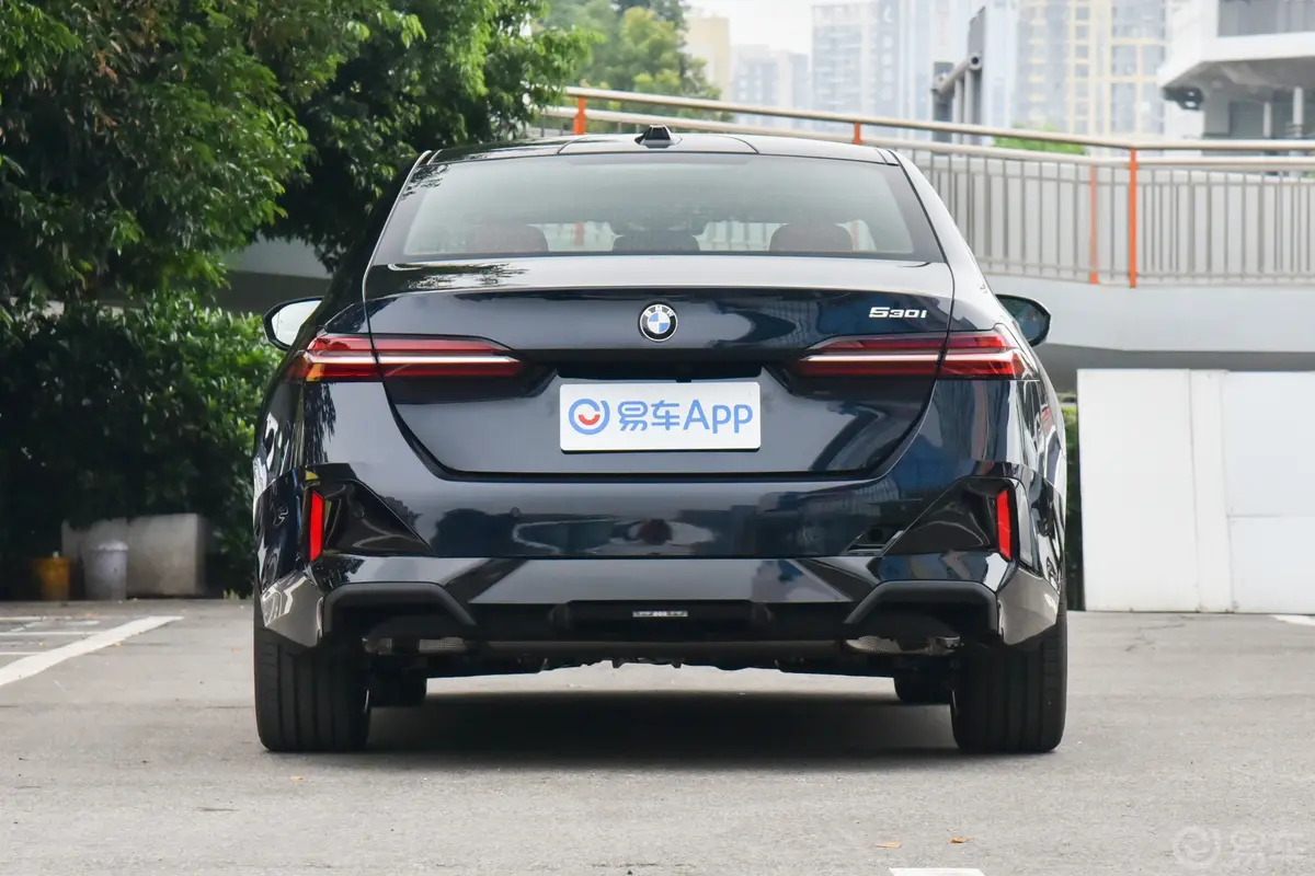 宝马5系(进口)530i 领先型 M运动套装正后水平