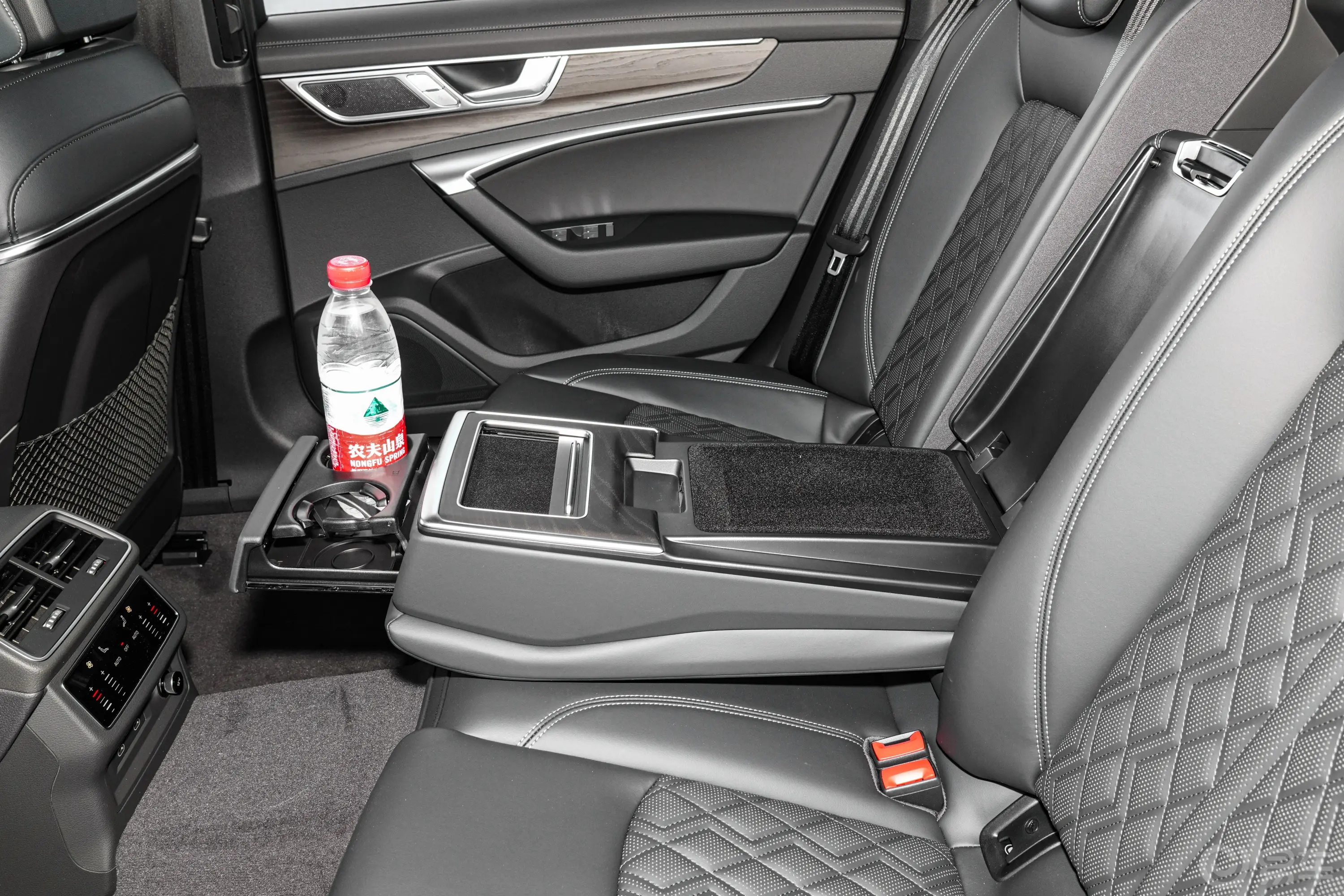 奥迪A6L45 TFSI quattro 臻选动感型后排(第二排)杯架