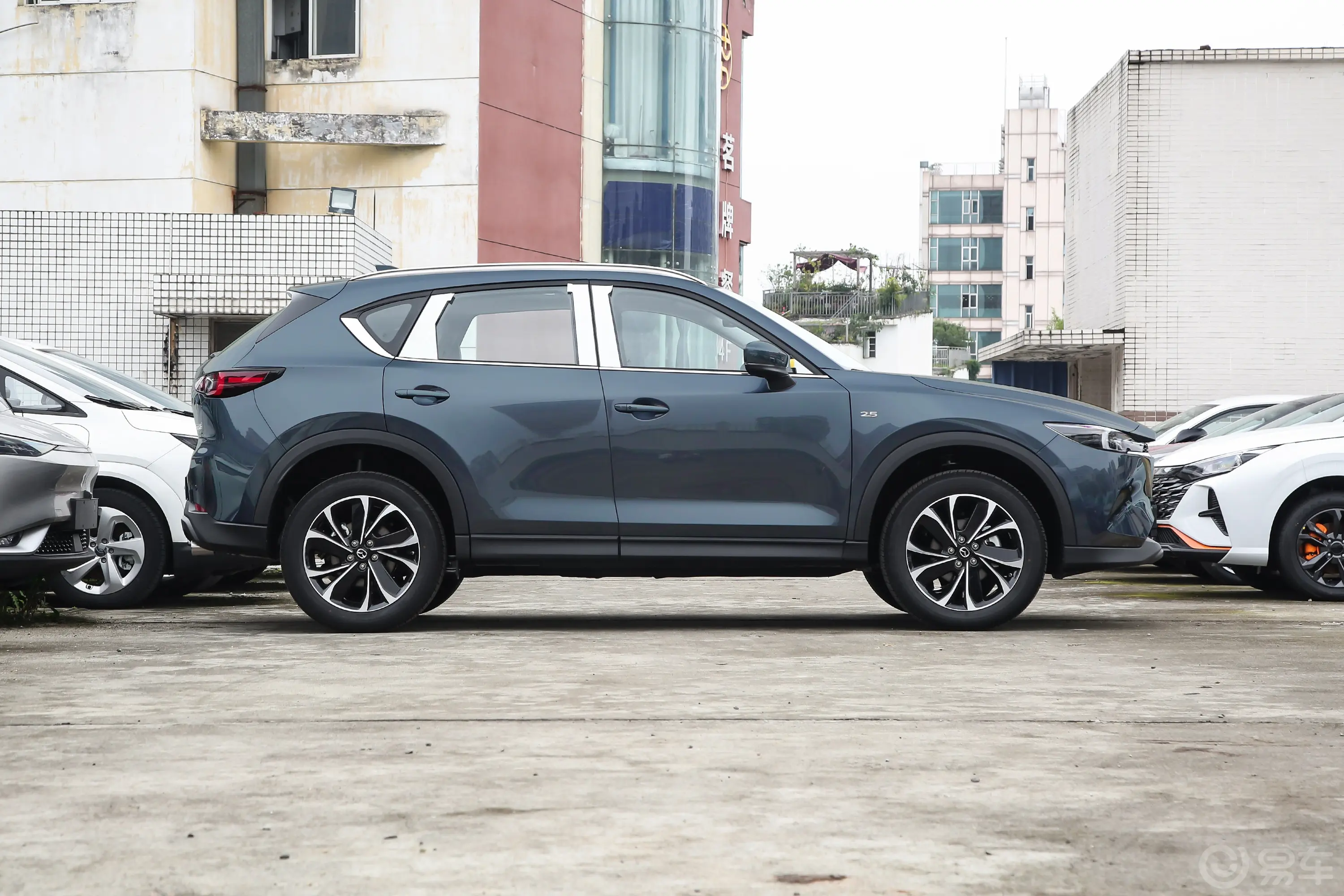 马自达CX-52.5L 四驱尊耀型正侧车头向右水平