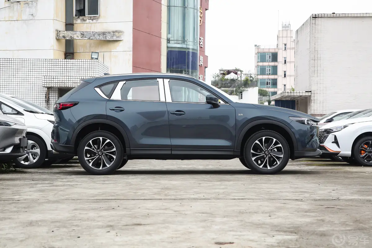 马自达CX-52.5L 四驱尊耀型正侧车头向右水平
