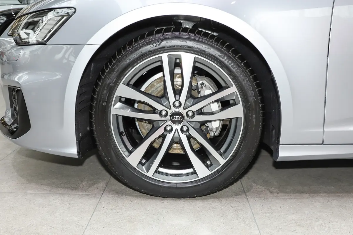 奥迪A6Avant 先锋派 45 TFSI quattro 臻选动感型前轮毂造型